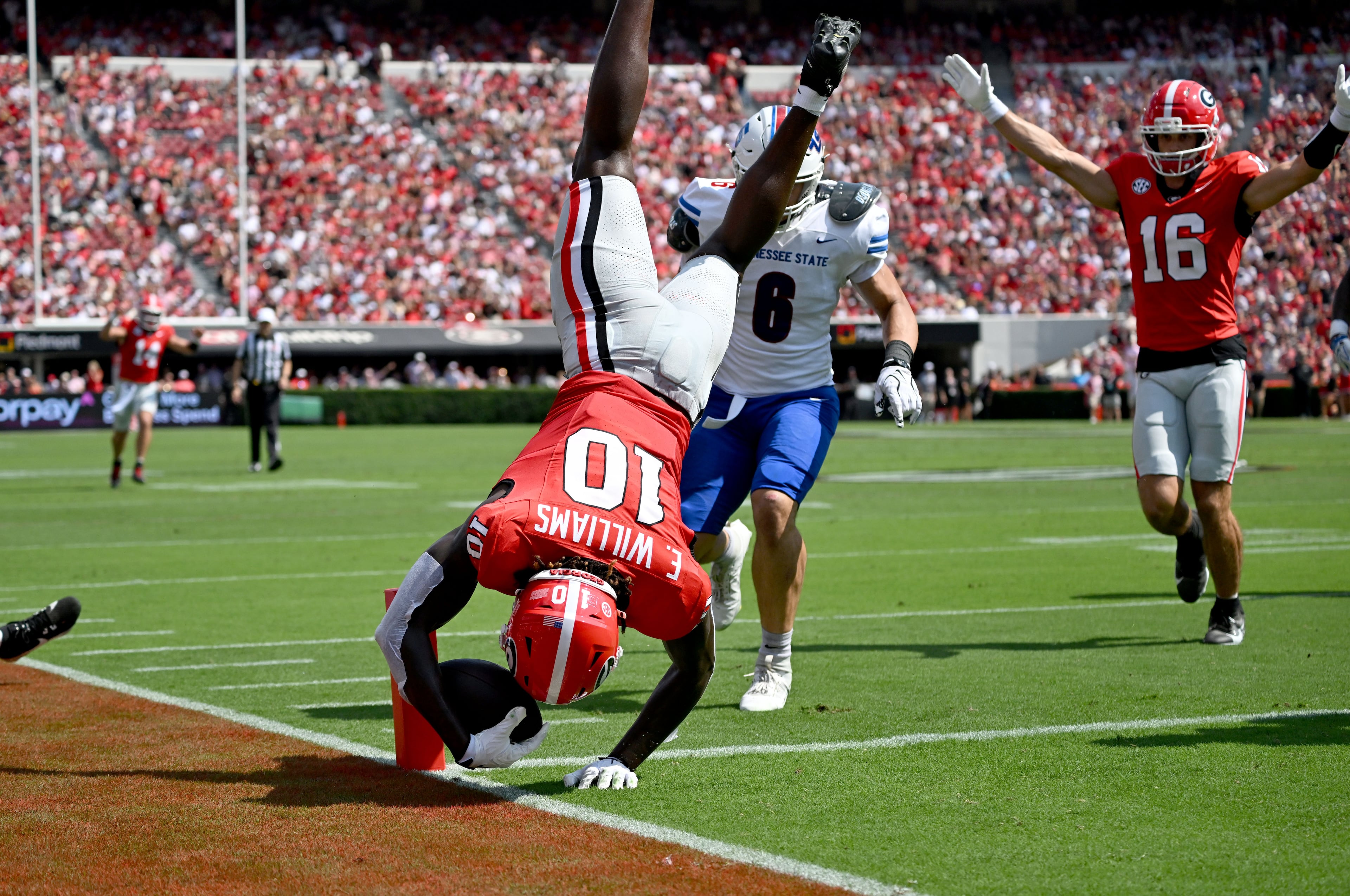 Georgia tight end Elyiss Williams dives into the end zone for a touchdown during the first half in an NCAA football game vs. Tennessee State at Sanford Stadium on Saturday, Sept. 5, 2026, in Athens, Ga. (Hyosub Shin/AJC)