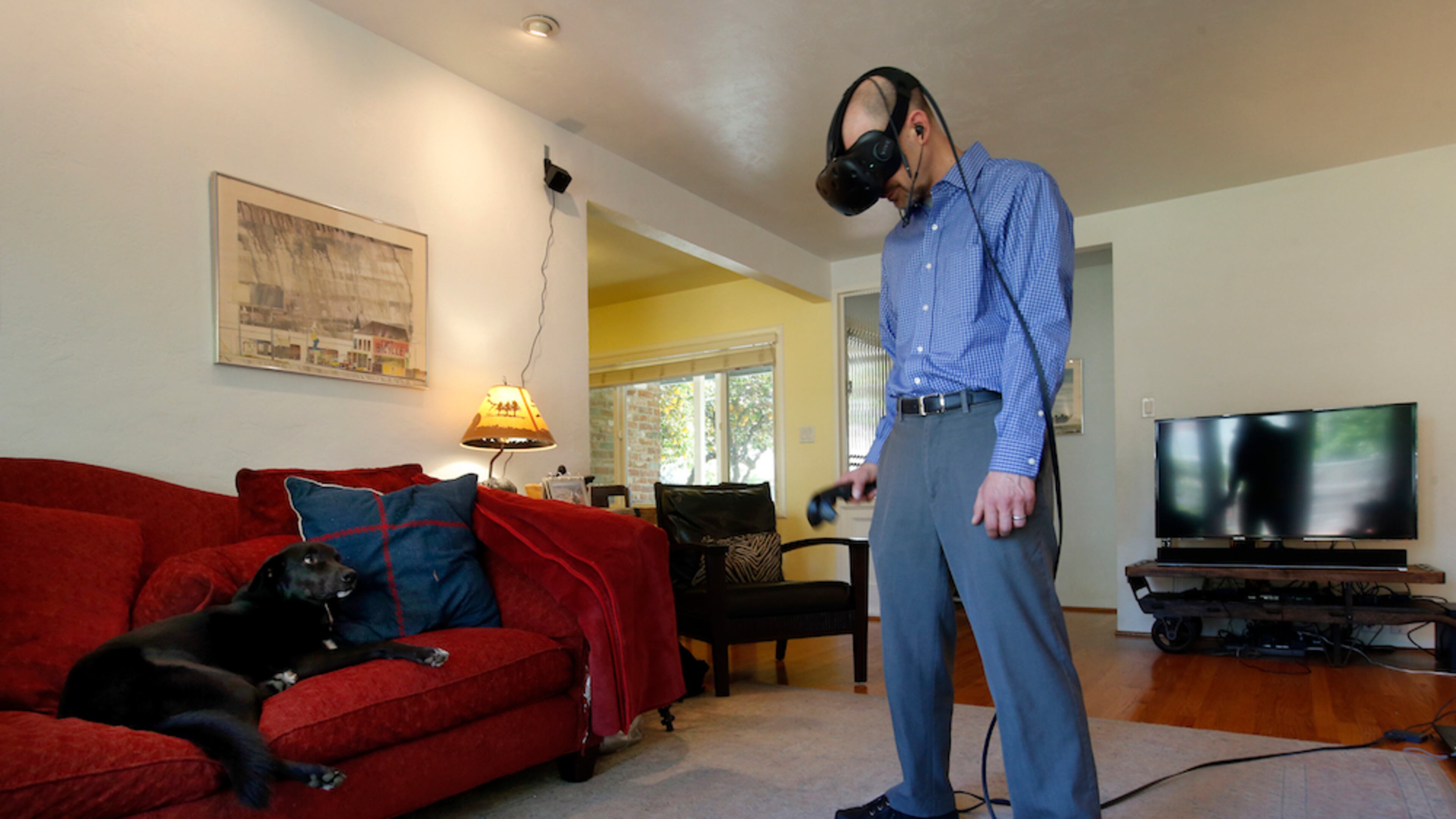 Troy Wolverton, technology reporter for the Bay Area News Group, tests HTC's new virtual reality headset, the Vive, at his home in San Jose, Calif., on Monday, April 4, 2016. (Karl Mondon/Bay Area News Group/TNS)