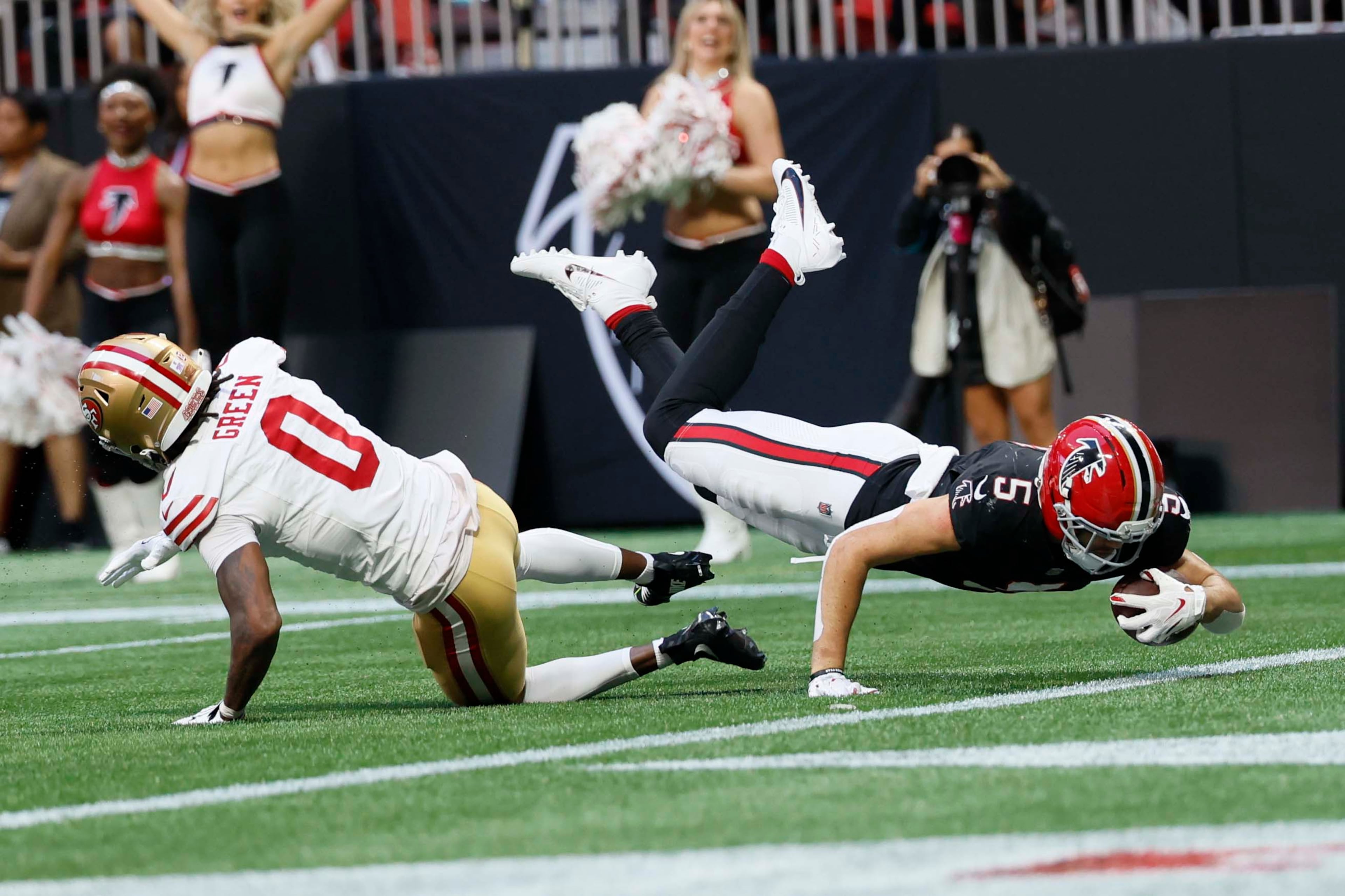Atlanta Falcons wide receiver Drake London (5) dives to score a touchdown in the second half of a football game against the San Francisco 49ers at Mercedes-Benz Stadium in Atlanta, GA, on Sunday, Oct. 25, 2026. (Miguel Martinez/AJC)
