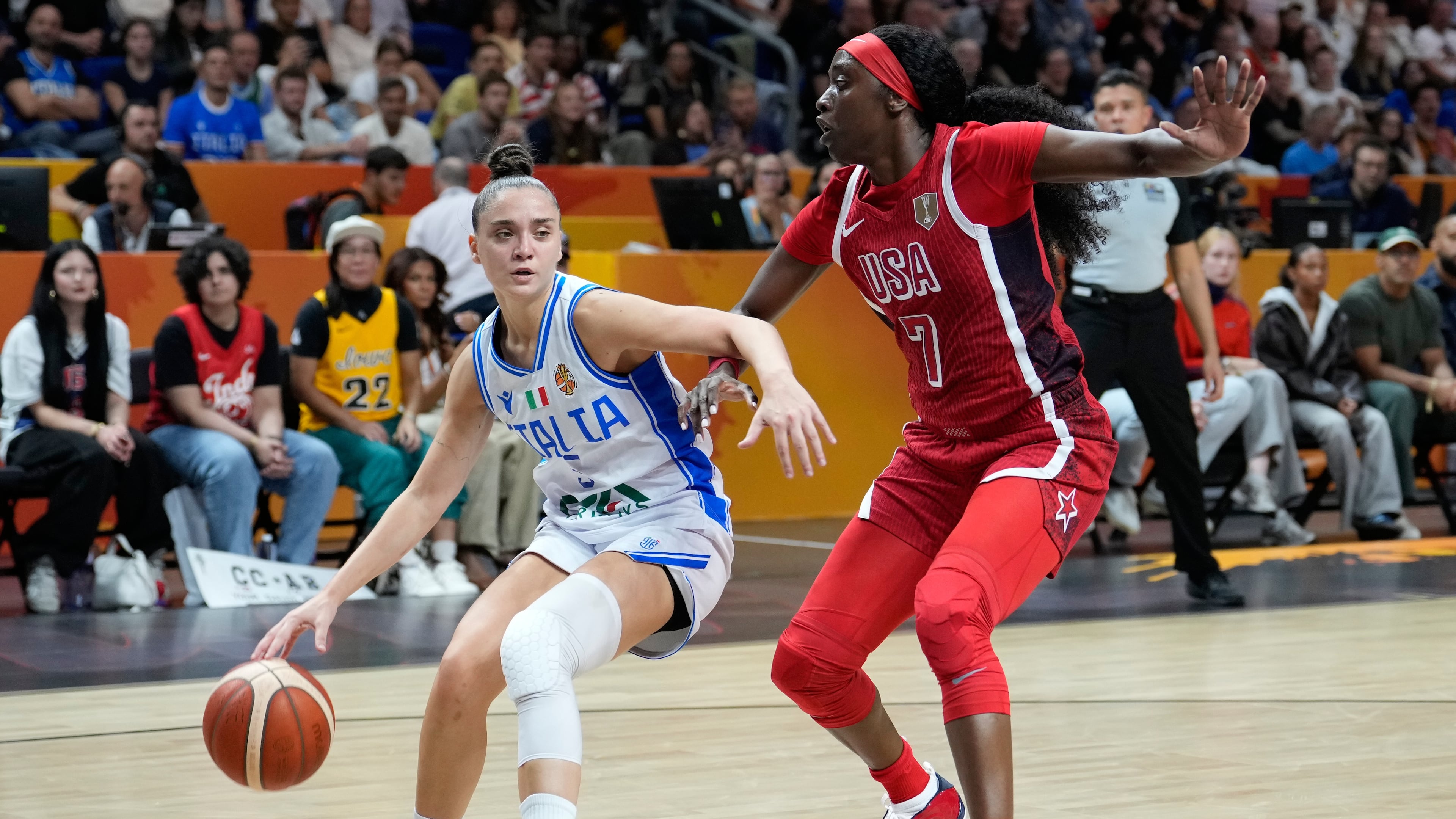 Kahleah Copper, of the United States, guards Italy's Matilde Villa during the Women's Basketball World Cup match between the United States and Italy in Berlin, Sunday, Sept. 6, 2026. (AP Photo/Ebrahim Noroozi)