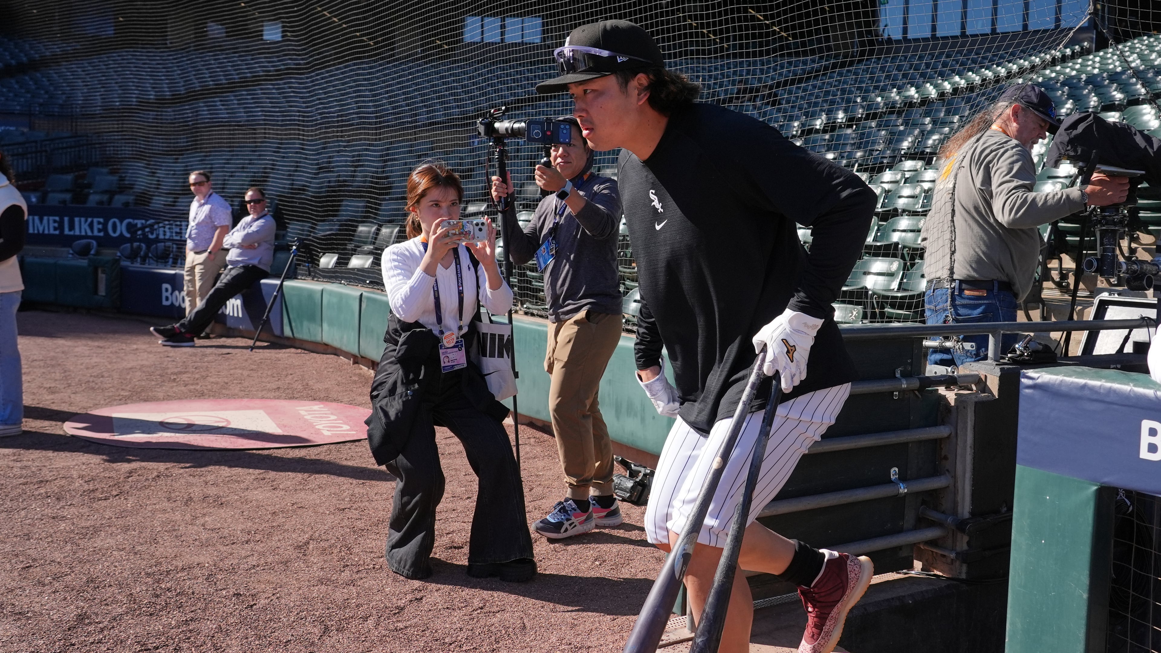 Chicago White Sox's Munetaka Murakami of Japan, runs onto the field for a baseball workout, Tuesday, Oct. 6, 2026, in Chicago, ahead of Wednesday's Game 3 in the American League Division Series against the Cleveland Guardians. (AP Photo/Nam Y. Huh)