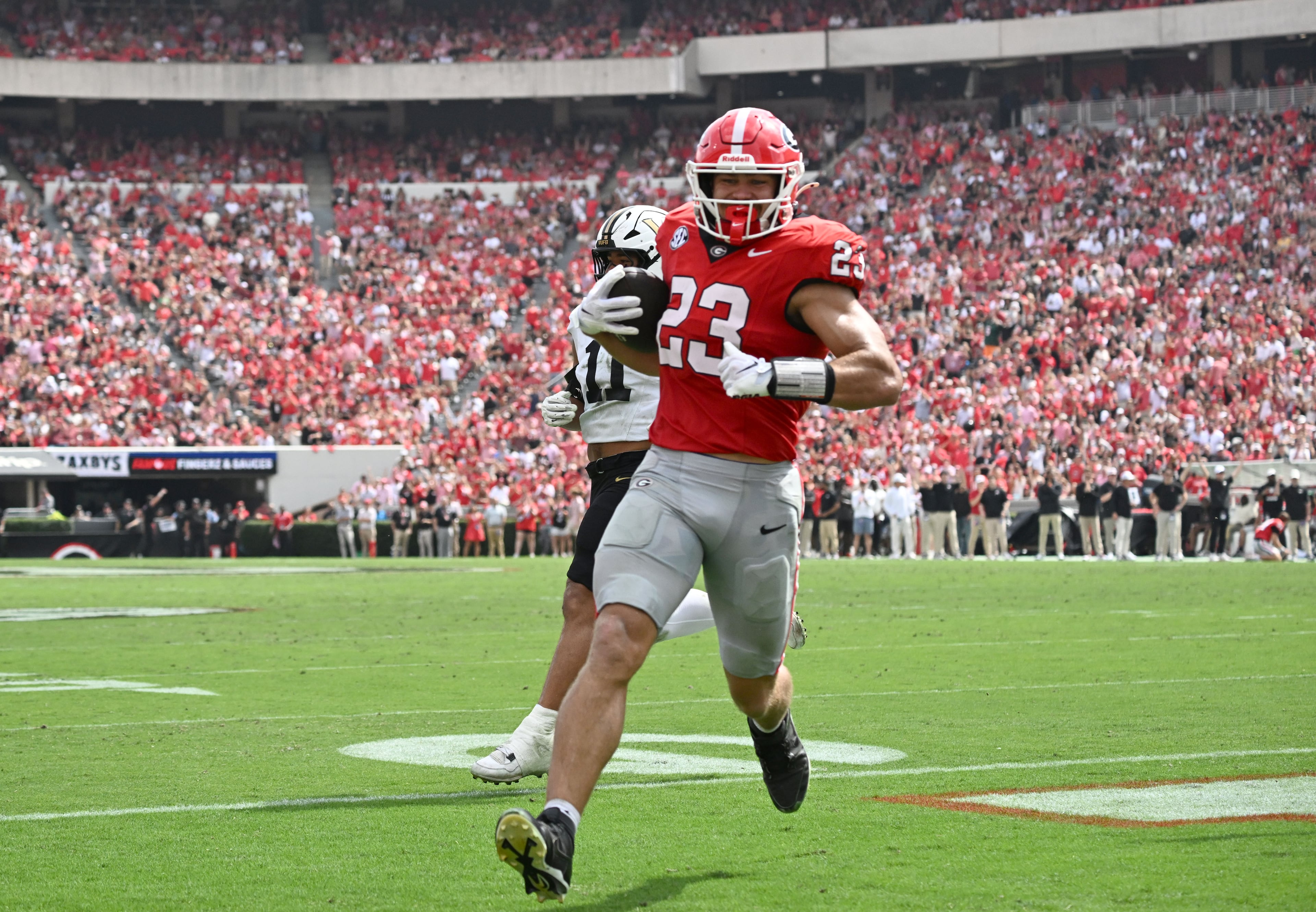 Georgia tight end Jaden Reddell (23) scores a touchdown during the first half in an NCAA football game at Sanford Stadium on Saturday, Oct. 3, 2026, in Athens. (Hyosub Shin/AJC)