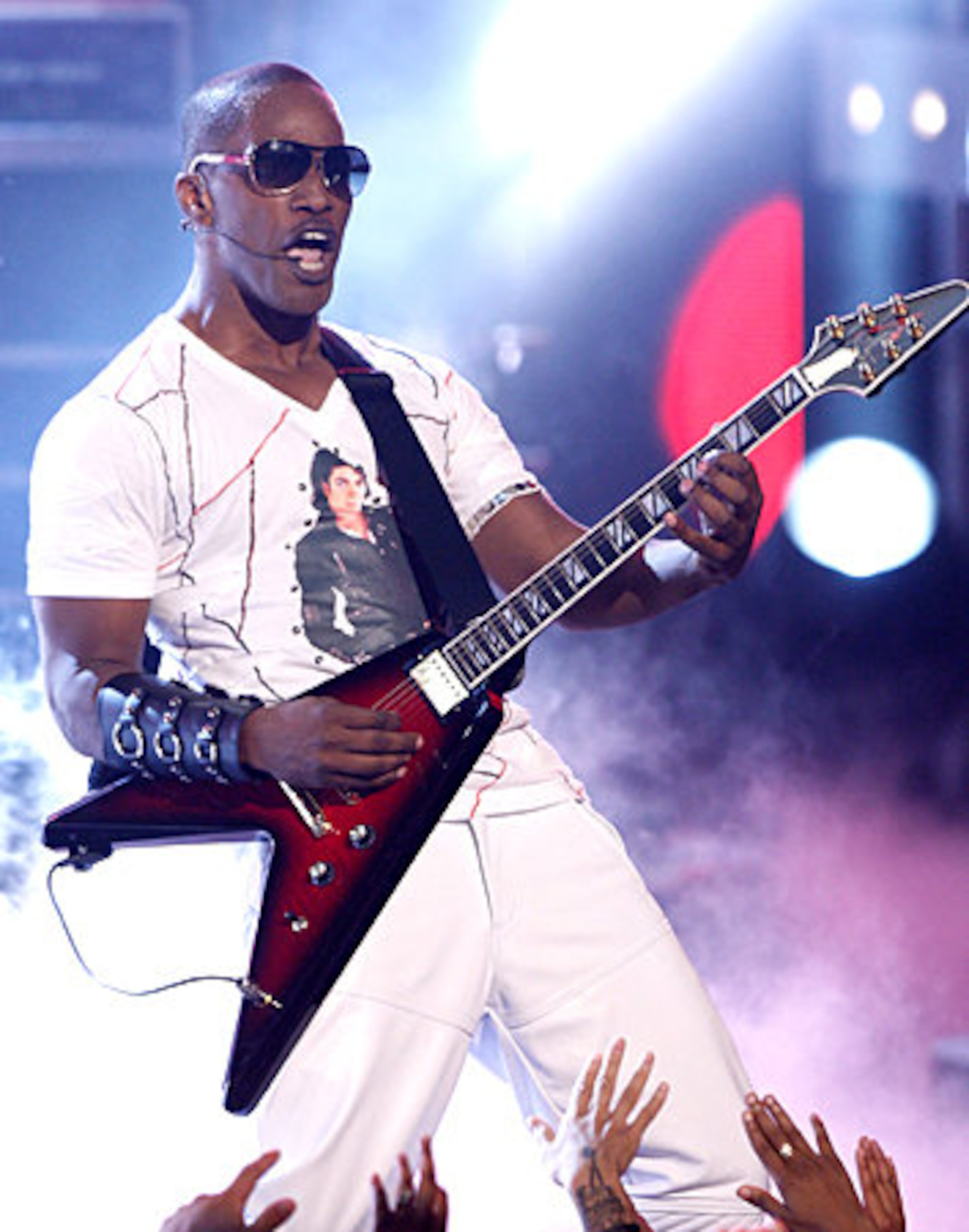 Host Jamie Foxx performs his hit song 'Blame It On The Alcohol.'