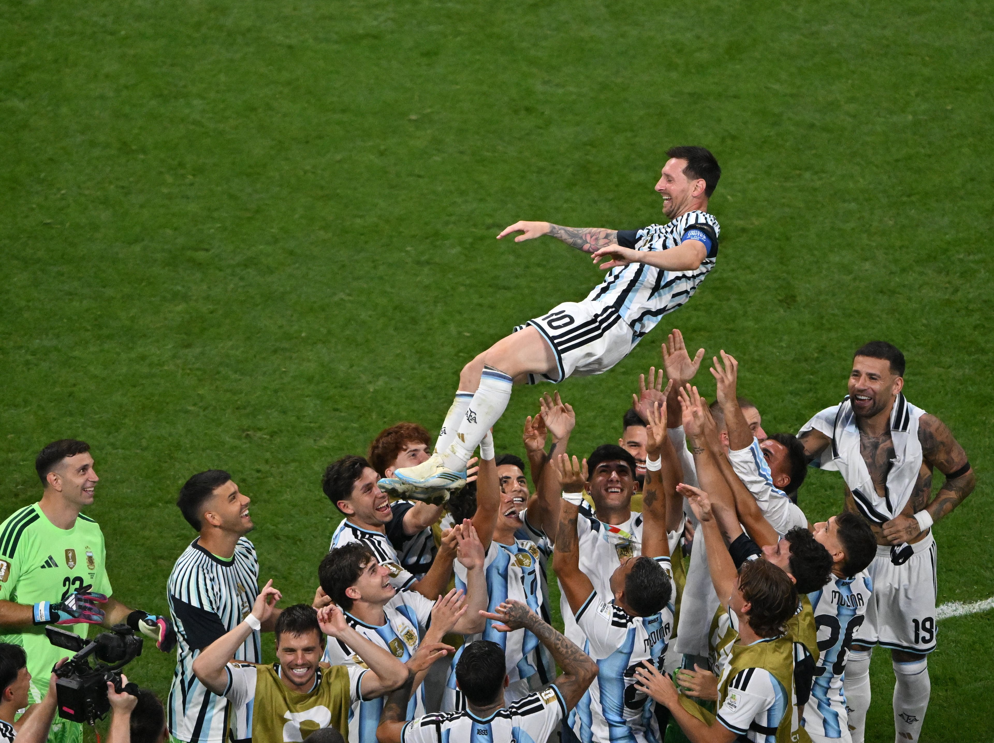 Argentina forward Lionel Messi (10) celebrates with teammates after Argentina beat Egypt during the Argentina vs. Egypt FIFA World Cup game on Tuesday, July 7, 2026, in Atlanta. Argentina won 3-2 over Egypt. (Hyosub Shin/AJC)