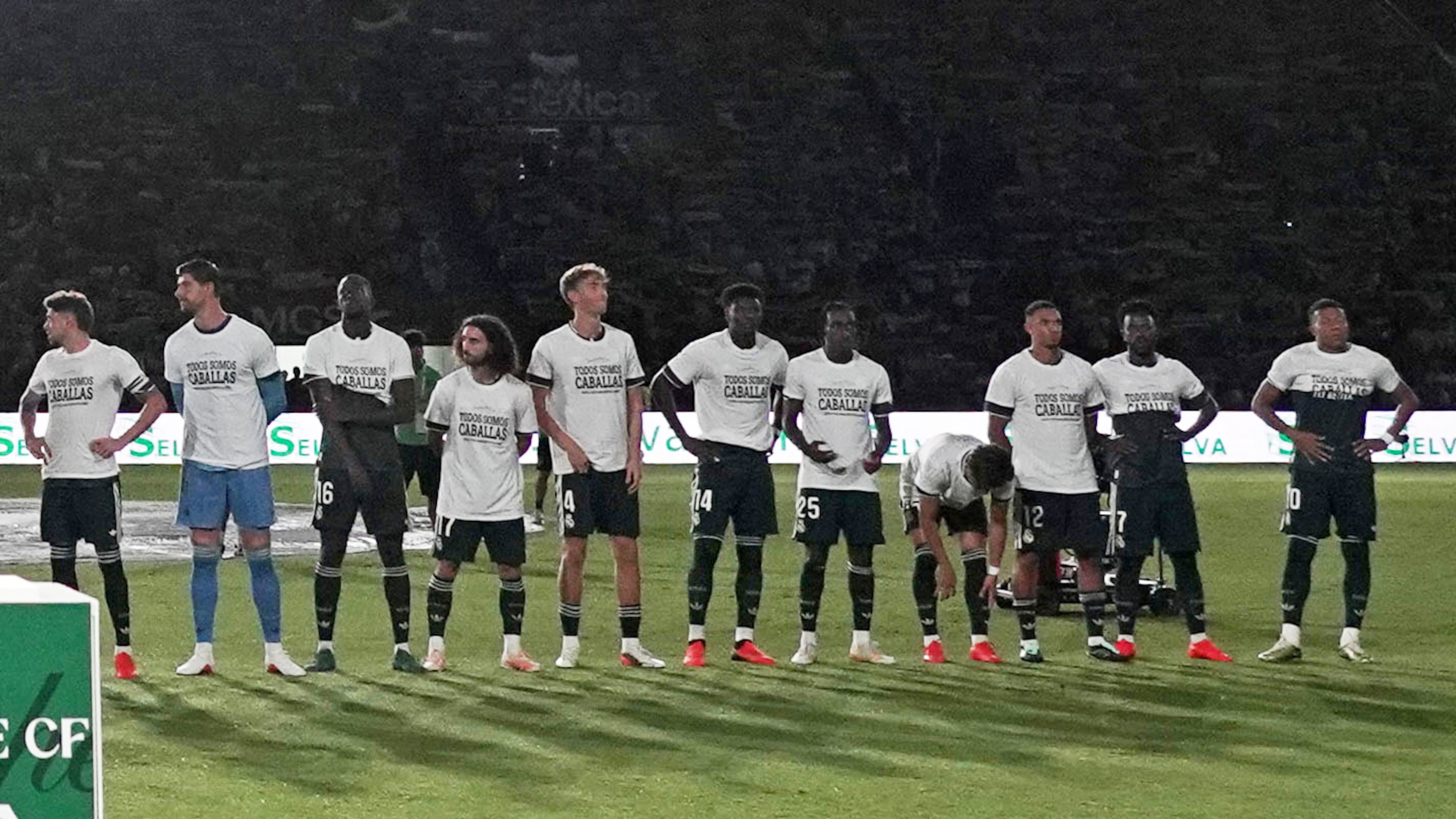Real Madrid's players line up for the Spanish La Liga soccer match between Elche and Real Madrid in Elche, Spain, Tuesday, Sept. 15, 2026. (AP Photo/Alberto Saiz)