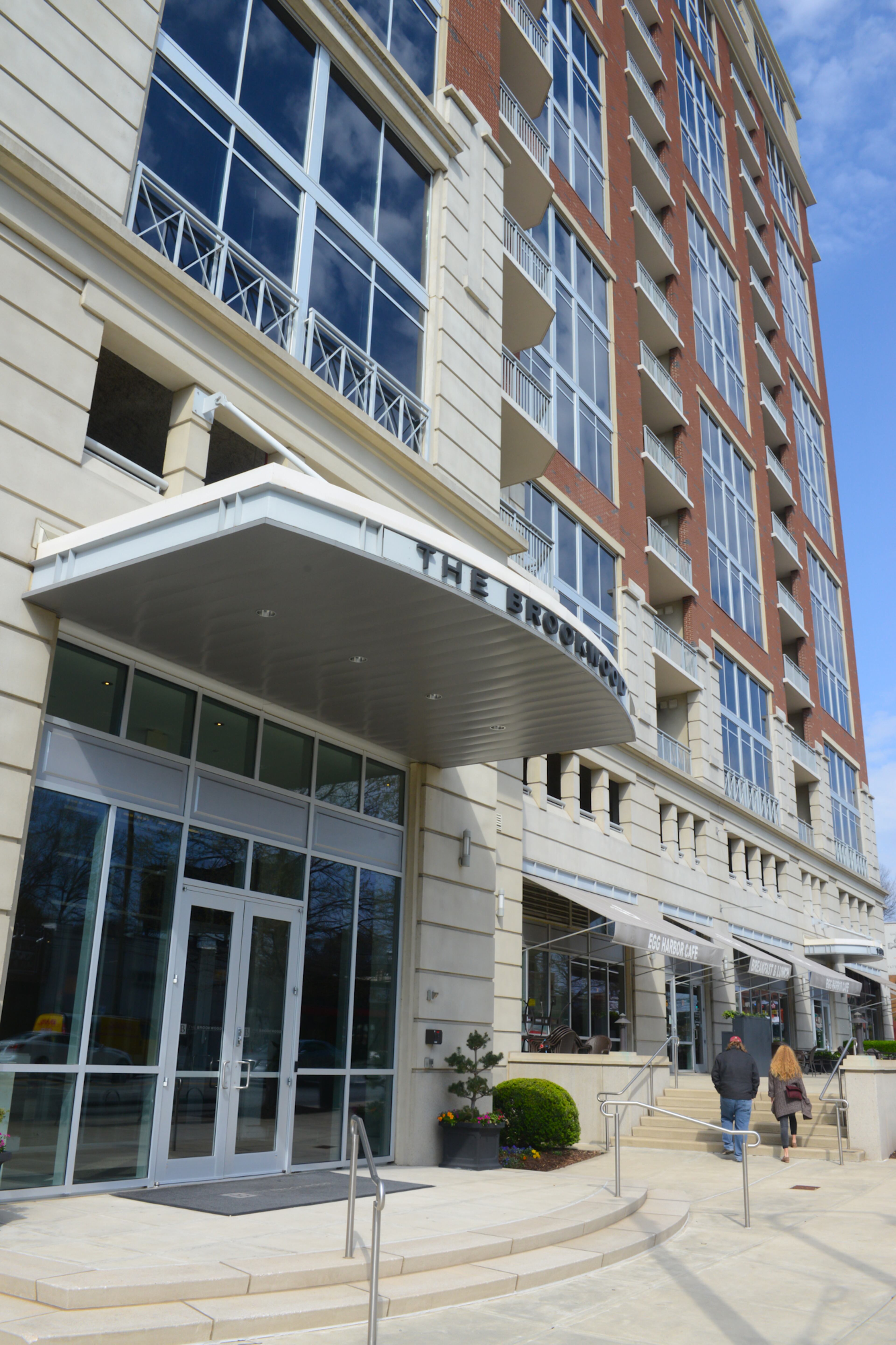 With its traditional red brick and large modern windows, The Brookwood boasts a transitional architectural style and a convenient Peachtree Street location.