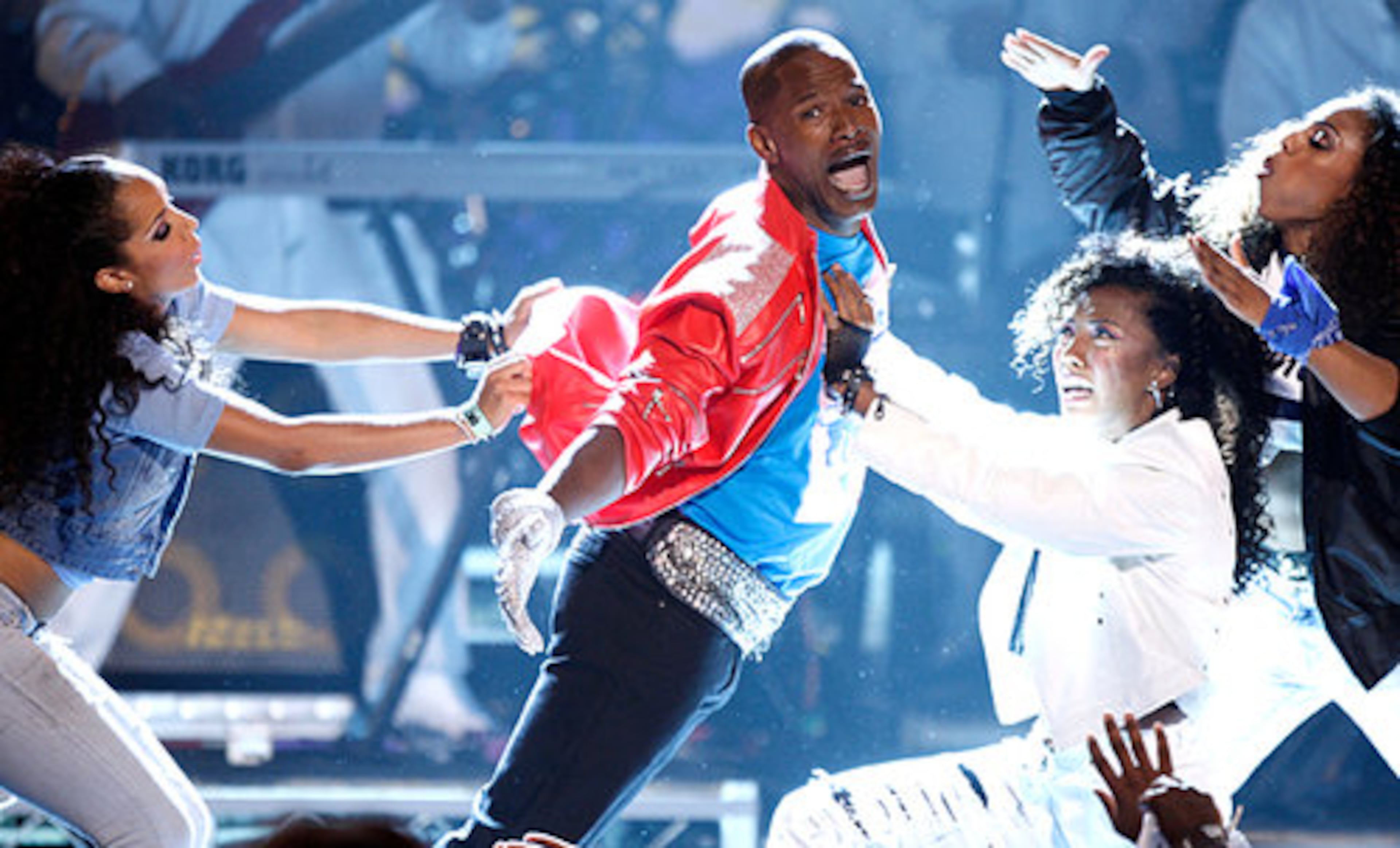 Host Jamie Foxx pays tribute to singer Michael Jackson to open the 2009 BET Awards in Los Angeles, California.