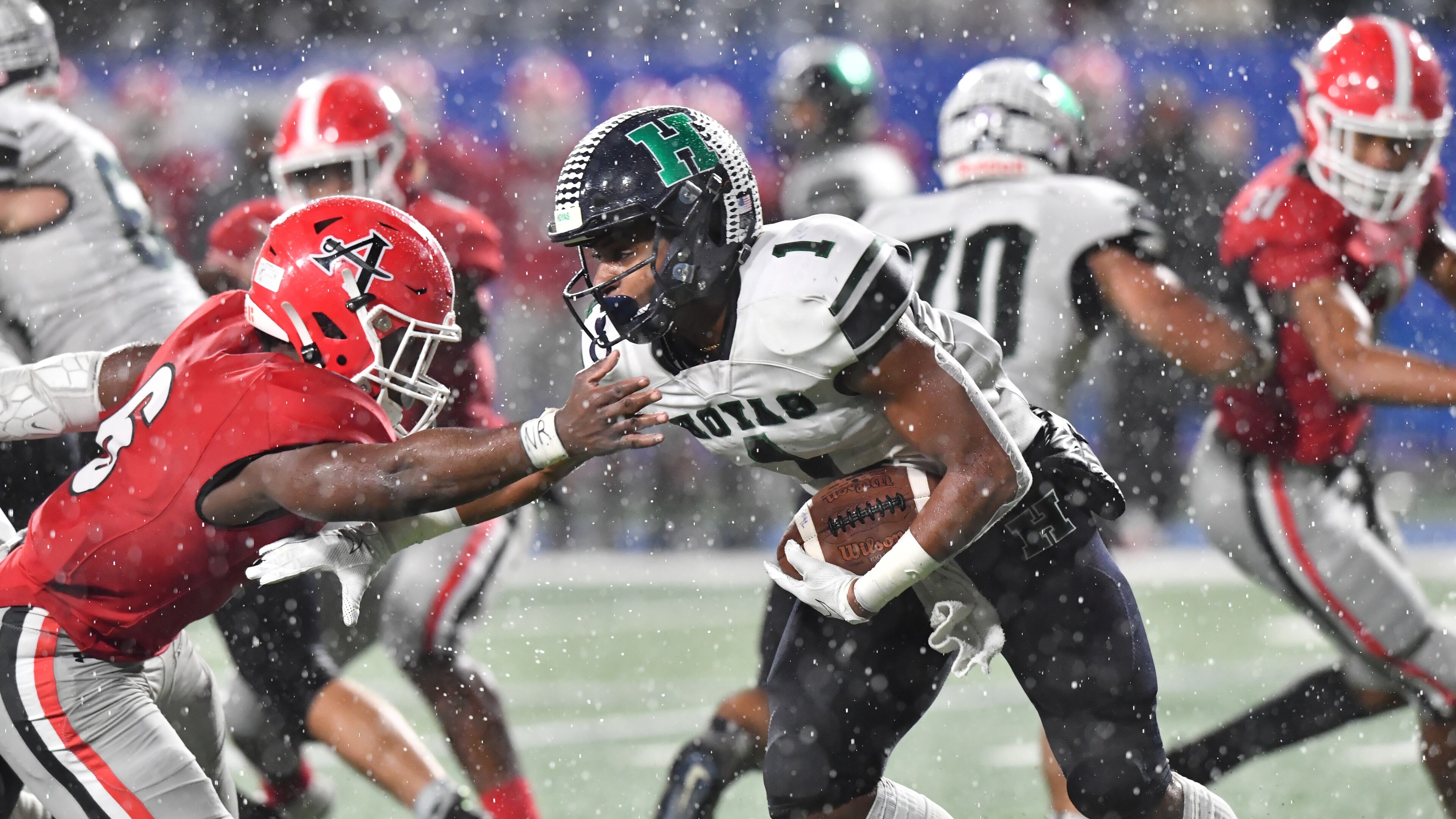 Harrison's James Ziglor III (1) runs against Allatoona outside linebacker Cameron Carty (6) in the 2019 Class 6A championship game at Georgia State Stadium. (Hyosub Shin / Hyosub.Shin@ajc.com)
