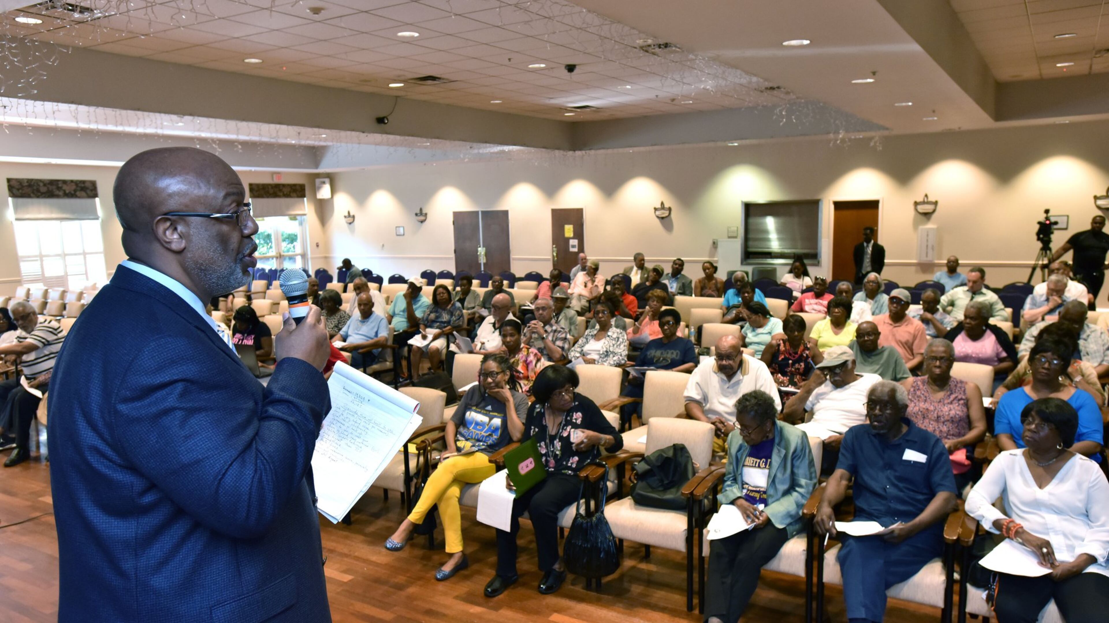 Dwight Robinson, chief appraiser in Fulton County, speaks to residents. HYOSUB SHIN / HSHIN@AJC.COM AJC FILE PHOTO