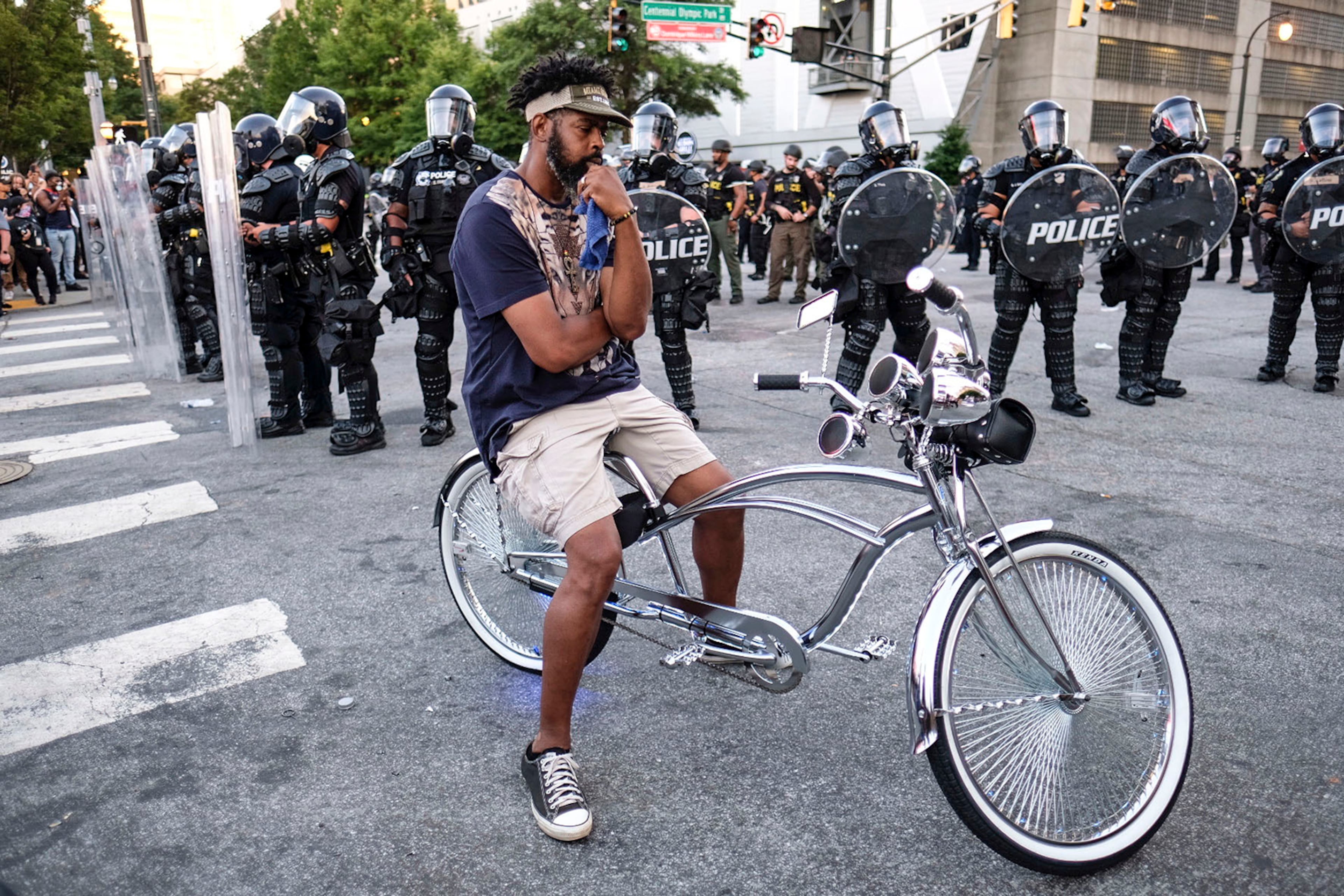 May 30, 2020 - Atlanta - Police began to make arrests outside Centennial Olympic Park as protests continued for a second day. Protests over the death of George Floyd in Minneapolis police custody spread around the United States on Saturday, as his case renewed anger about others involving African Americans, police and race relations. Ben Gray for the Atlanta Journal Constitution