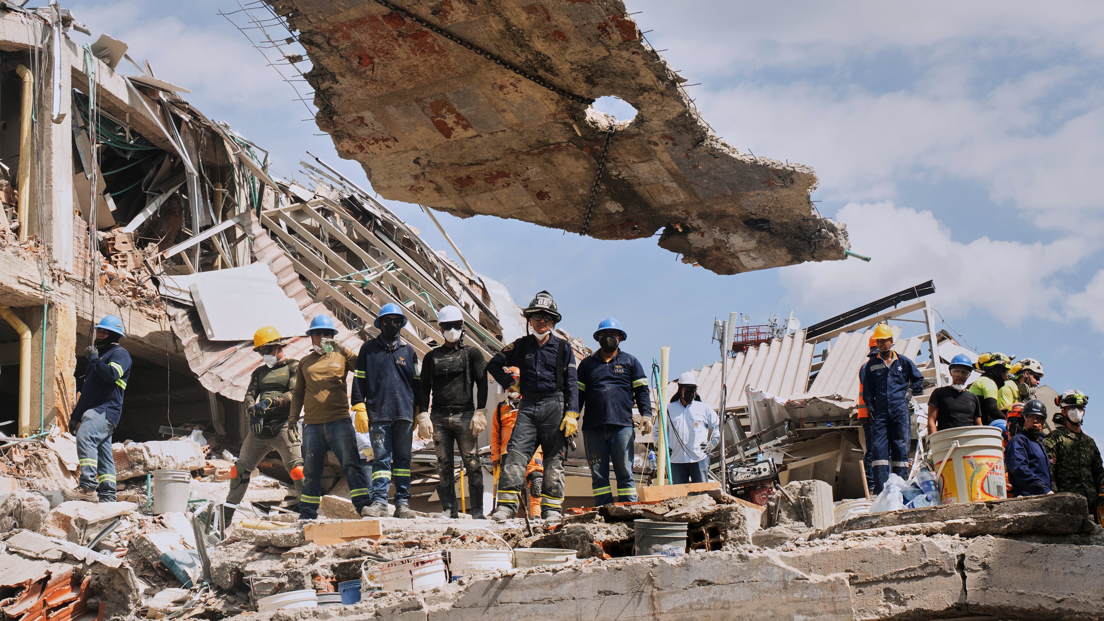 A crane lifts a concrete slab to clear the way for rescuers searching through the rubble three days after an earthquake hit Pereira, Colombia, Thursday, Aug. 13, 2026. (AP Photo/Brandon Pinto)