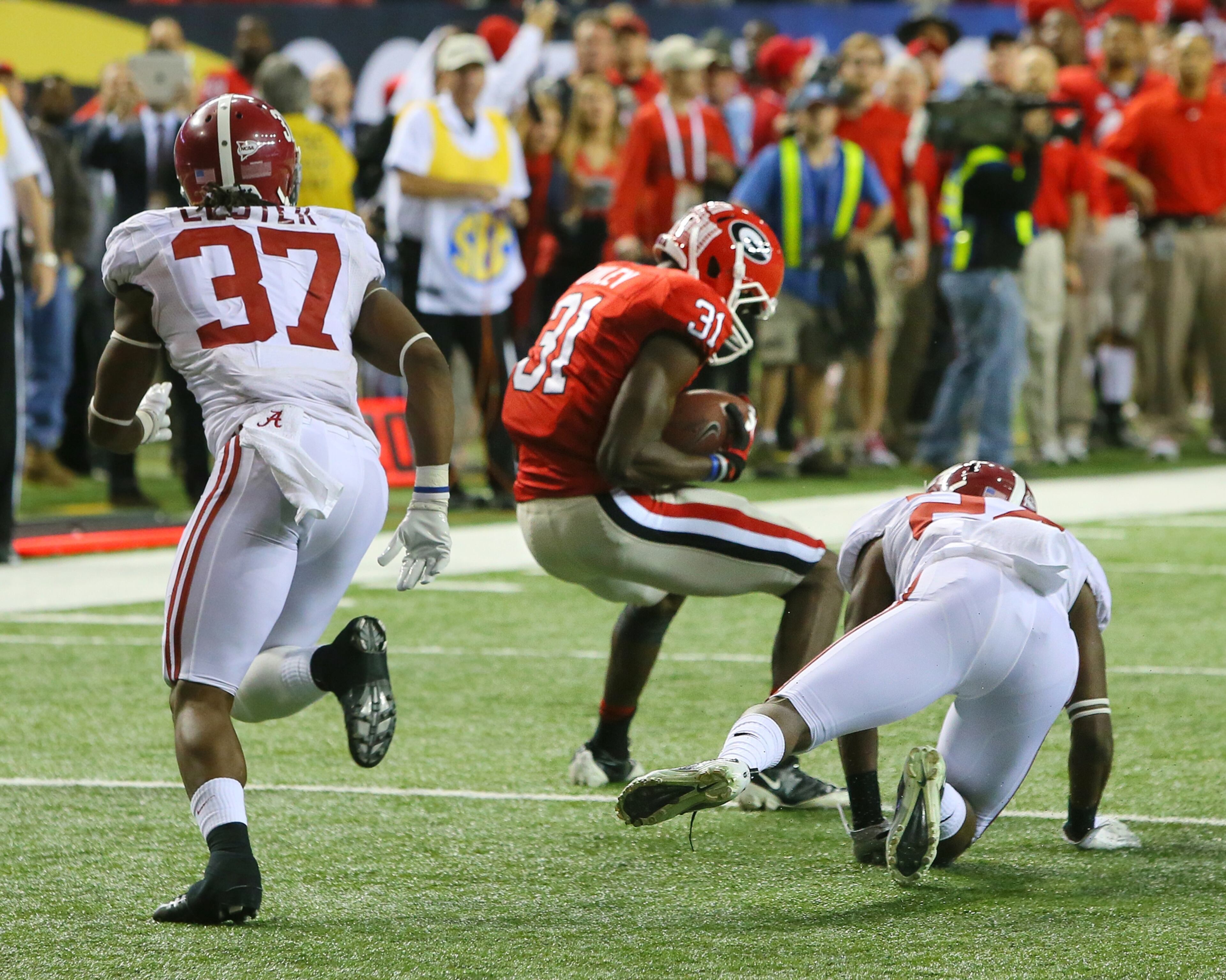 Georgia's Chris Conley (center) catches the ball as time expires during the 2012 SEC championship game. Alabama slipped past the Bulldogs 32-28. (AJC 2012)