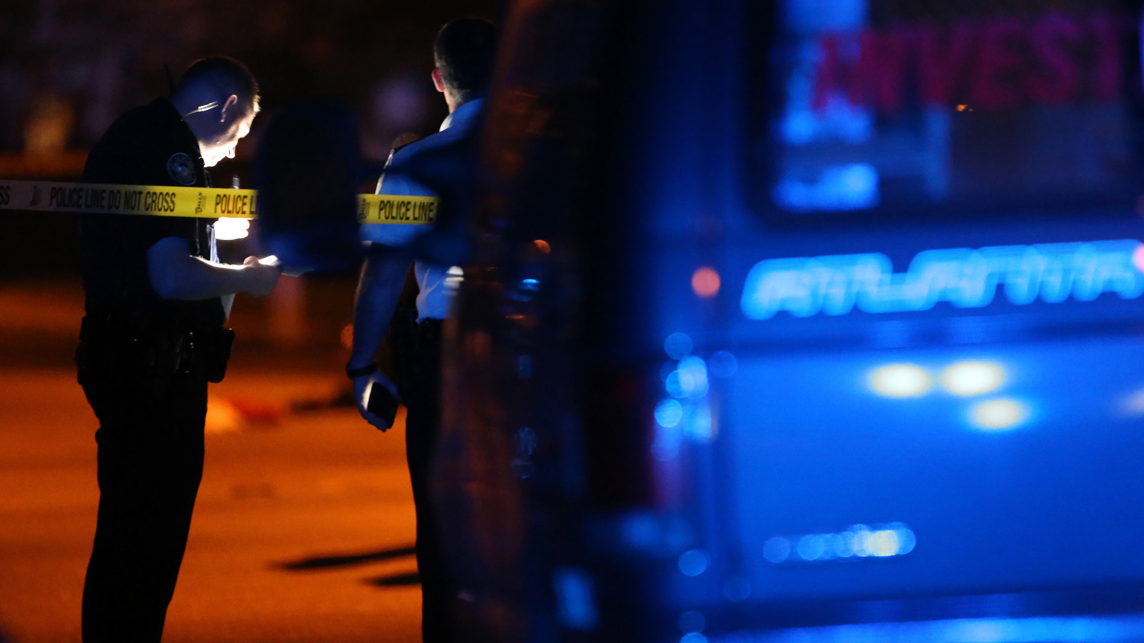 Atlanta police investigators work the scene on Kipling Street, where a man was shot in the head Wednesday night. The victim died from his injuries. BEN GRAY / BGRAY@AJC.COM
