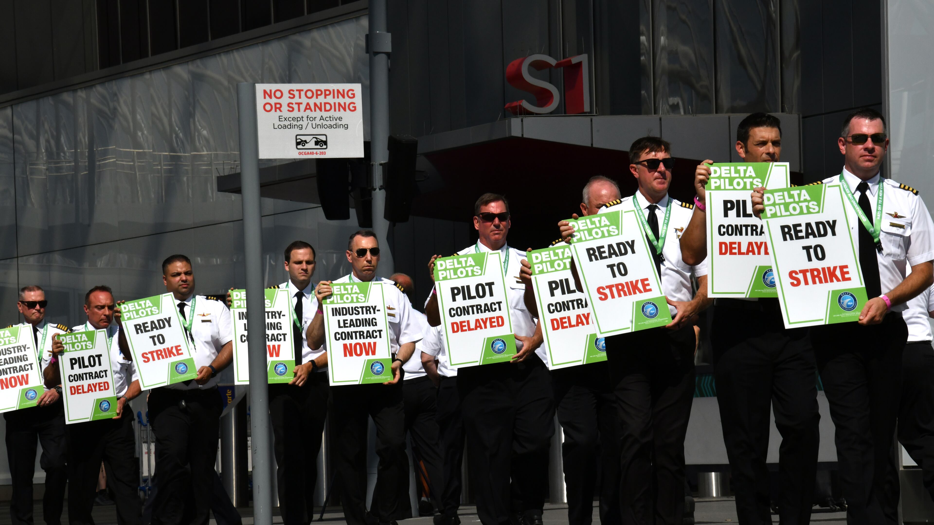 September 1, 2022 Atlanta - Delta pilots conduct informational picketing at the south terminal at Hartsfield-Jackson Atlanta International Airport ahead of the busy Labor Day travel weekend as they push for a new labor contract on Thursday, September 1, 2022. (Hyosub Shin / Hyosub.Shin@ajc.com)