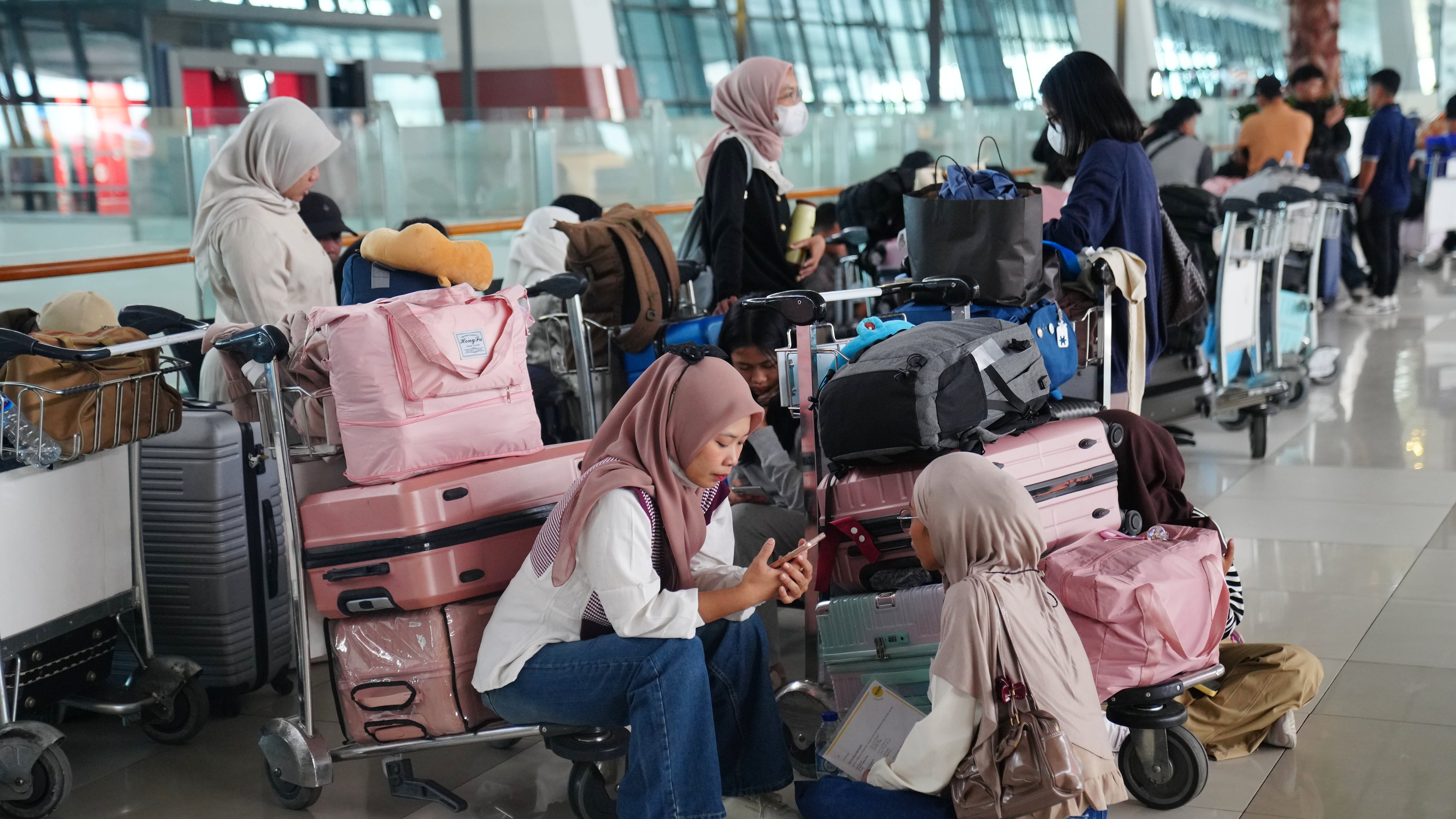 People wait as flights are disrupted due to the eruption of Mount Anak Krakatau, at Soekarno-Hatta International Airport in Tangerang, Indonesia, Monday, Sept. 7, 2026. (AP Photo/Tatan Syuflana)
