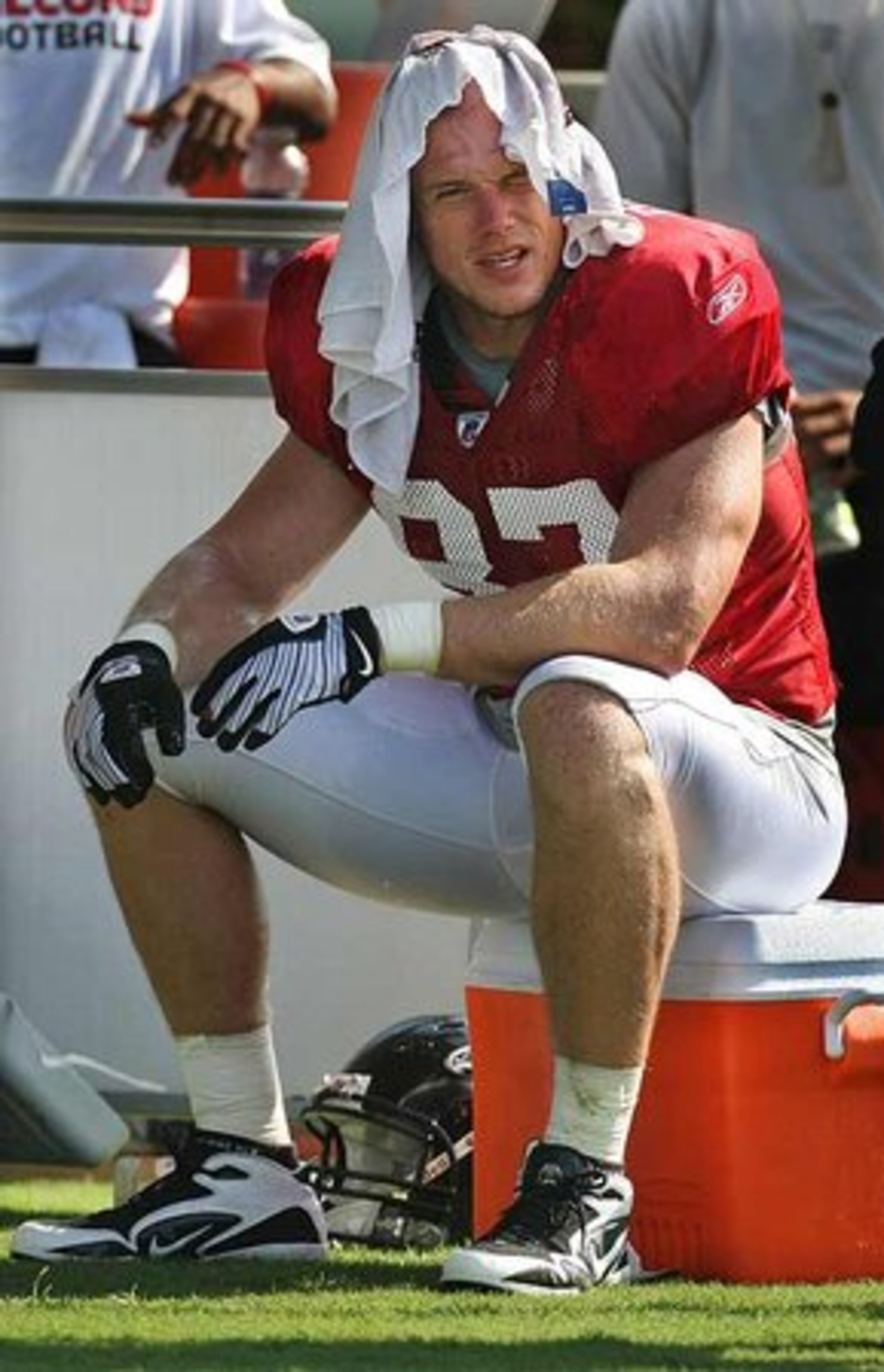 Tight end Justin Peelle trys to cool down with a cold towel during a "beat the heat break" under a tent.