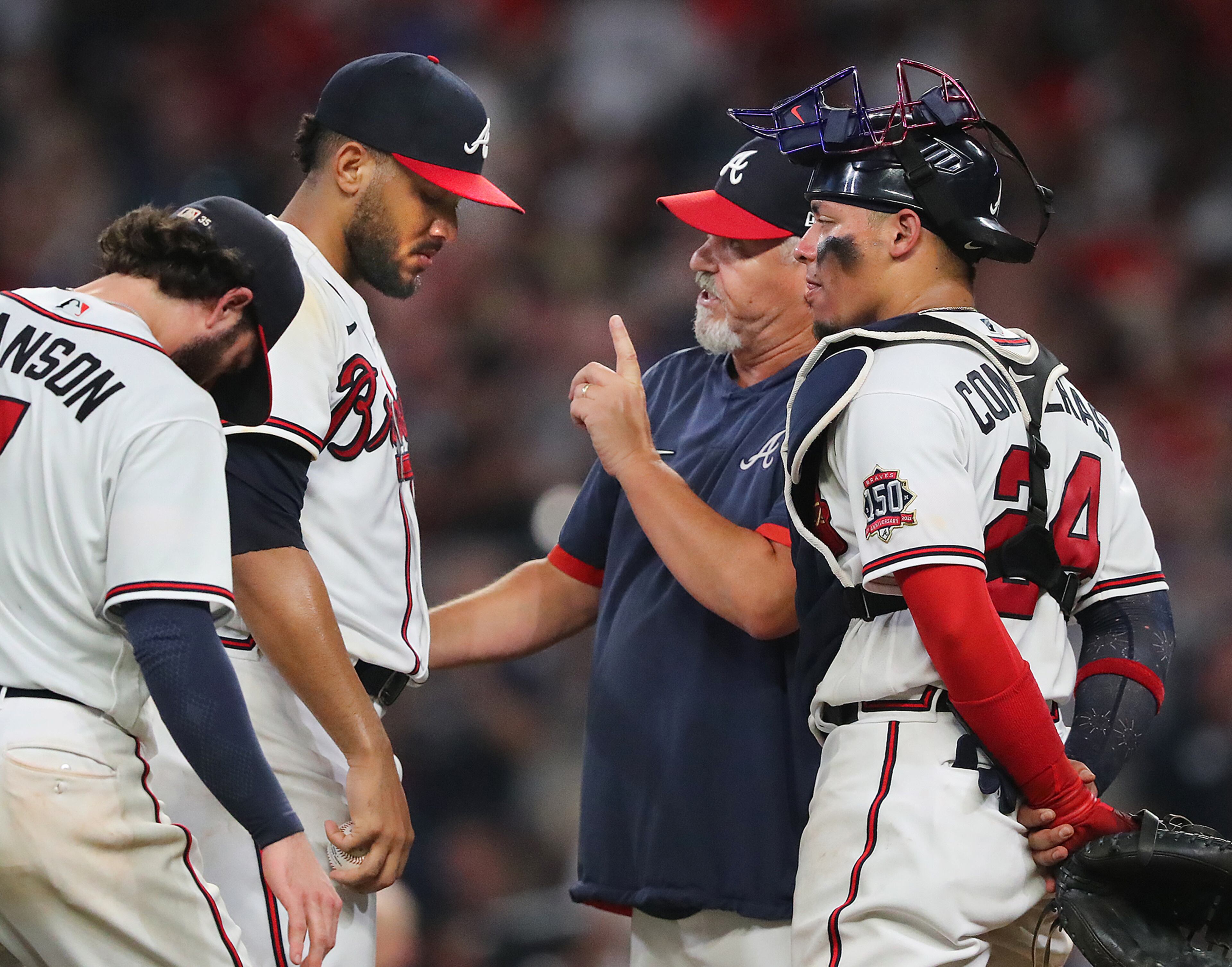 082321 Atlanta: Atlanta Braves pitching coach Rick Kranitz confers with starting pitcher Huscar Ynoa with catcher William Contreras and shortstop Dansby Swanson joining the meeting after Ynoa gave up a 2-RBI double to New York Yankees Giancarlo Stanton giving the Yankees a 3-1 lead during the sixth inning of a MLB baseball game on Monday, August 23, 2021, in Atlanta. “Curtis Compton / Curtis.Compton@ajc.com”