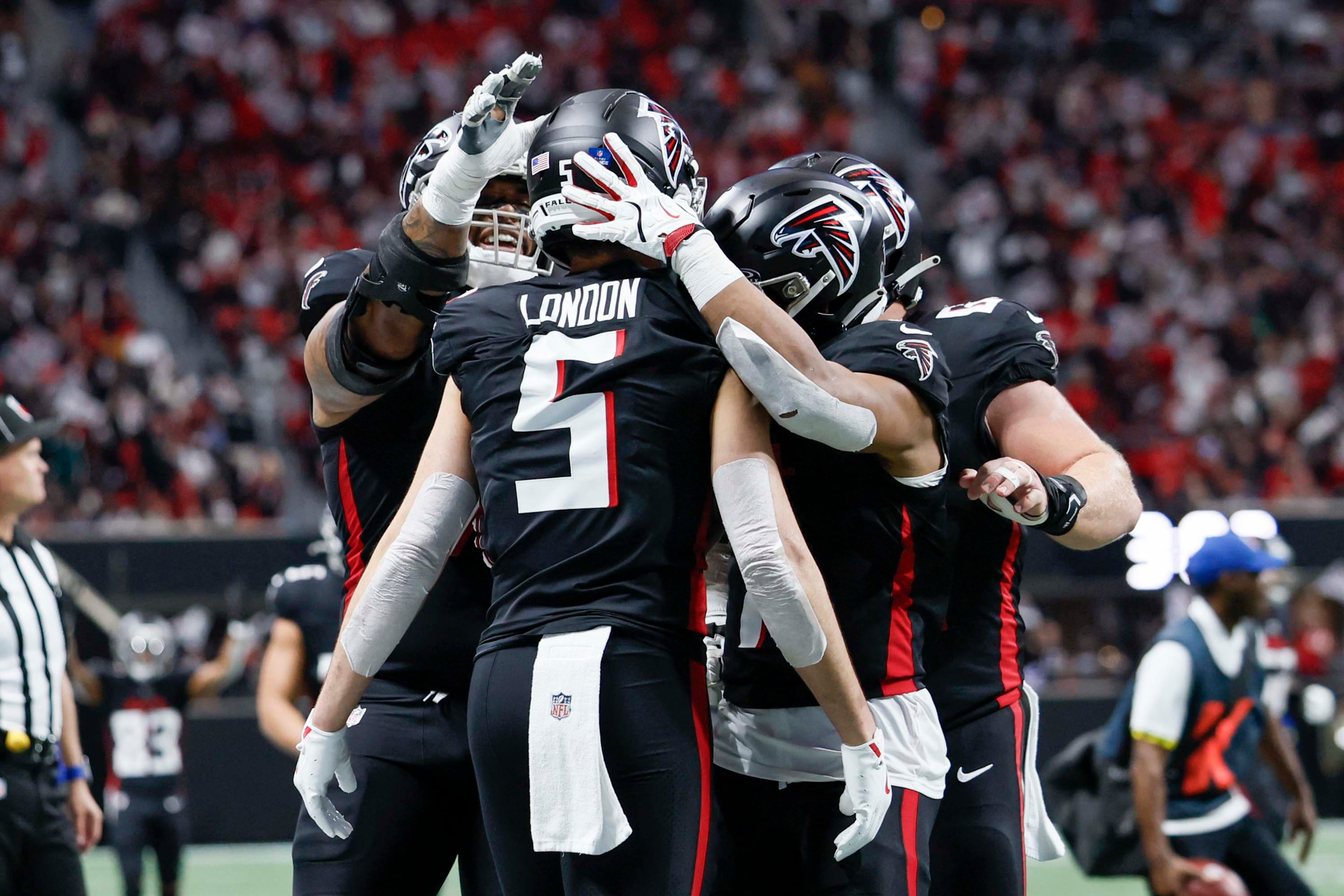 Atlanta Falcons players celebrate with Falcons wide receiver Drake London after his touchdown during the first half of an NFL football game against the New Orleans Saints at Mercedes-Benz Stadium in Atlanta on Sunday, Jan. 4, 2026. (Miguel Martinez/AJC)