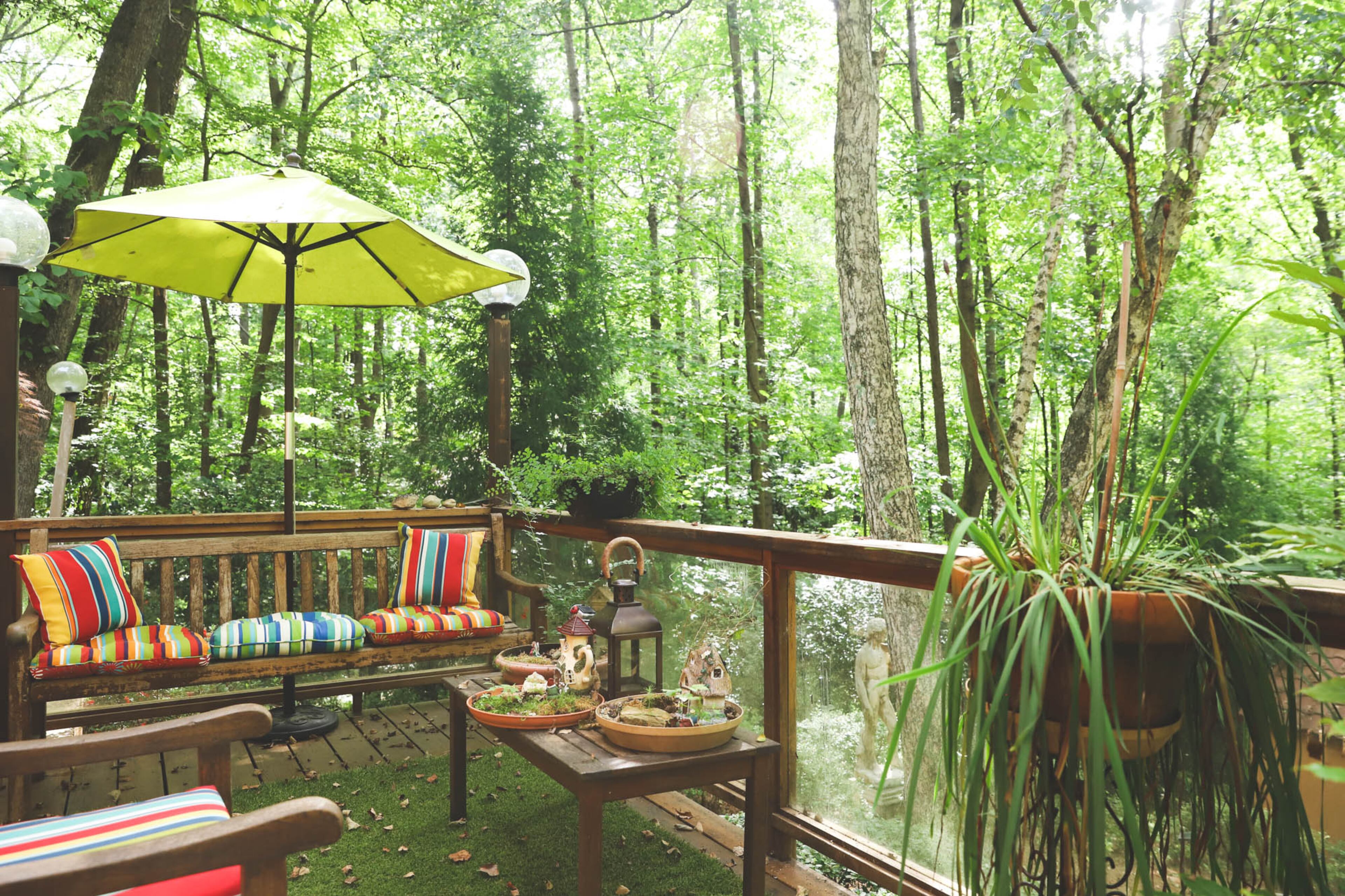 Right off the owner’s suite David Copeland and Hans Frabel have a small private balcony where Copeland likes to read, with seating from Costo and an umbrella from Pier 1 Imports. Text by Shannon Dominy/Photo by Reynolds Rogers
