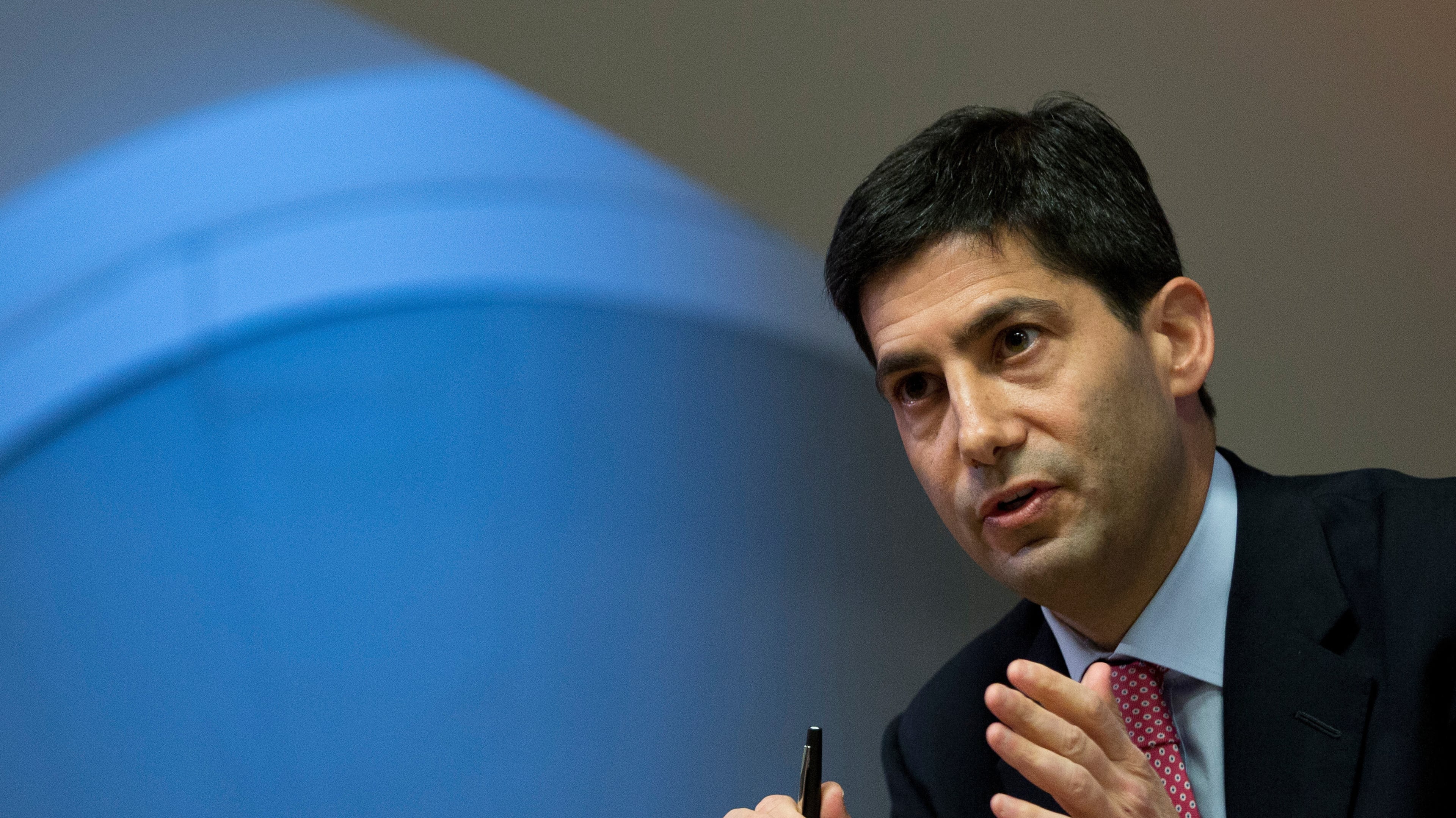 FILE - Kevin Warsh speaks to the media about his report on transparency at the Bank of England, in London, Dec., 11, 2014. (AP Photo/Alastair Grant, Pool, File)
