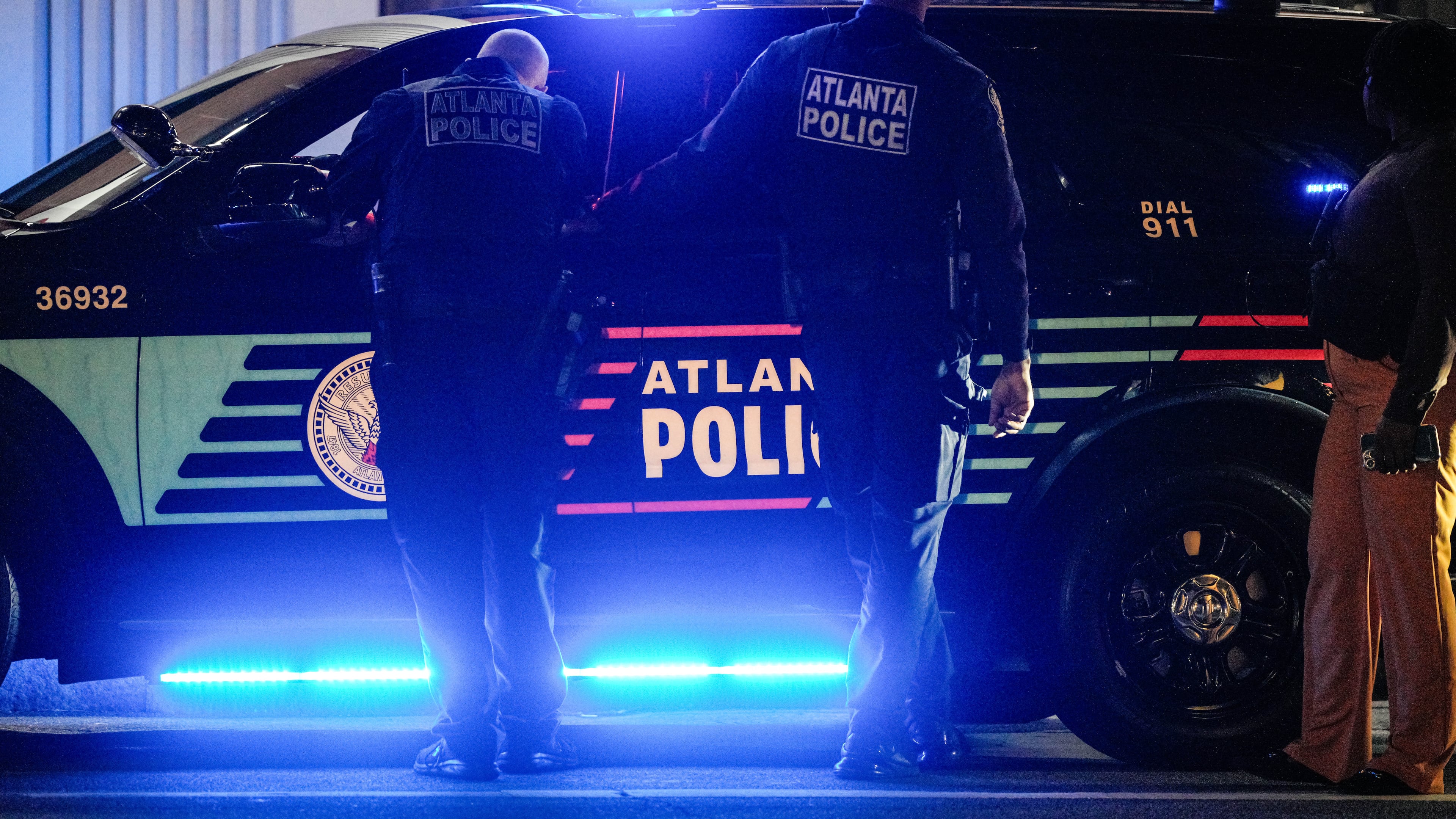 Atlanta police investigate a homicide in a Buckhead apartment complex in the early morning of Aug. 7. (Ben Hendren for the AJC)