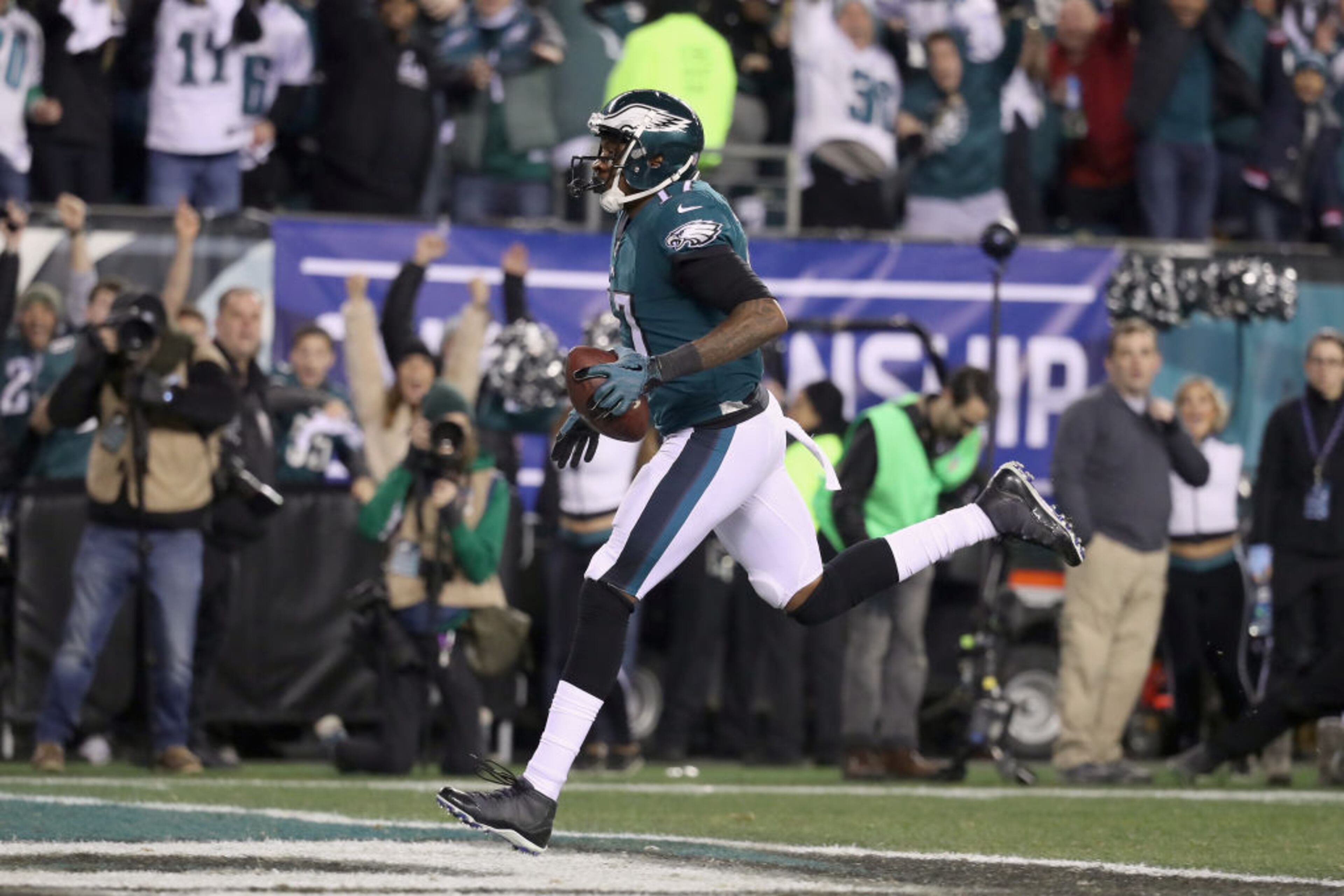 PHILADELPHIA, PA - JANUARY 21: Alshon Jeffery #17 of the Philadelphia Eagles scores a 53 yard touchdown reception during the second quarter against the Minnesota Vikings in the NFC Championship game at Lincoln Financial Field on January 21, 2018 in Philadelphia, Pennsylvania. (Photo by Rob Carr/Getty Images)