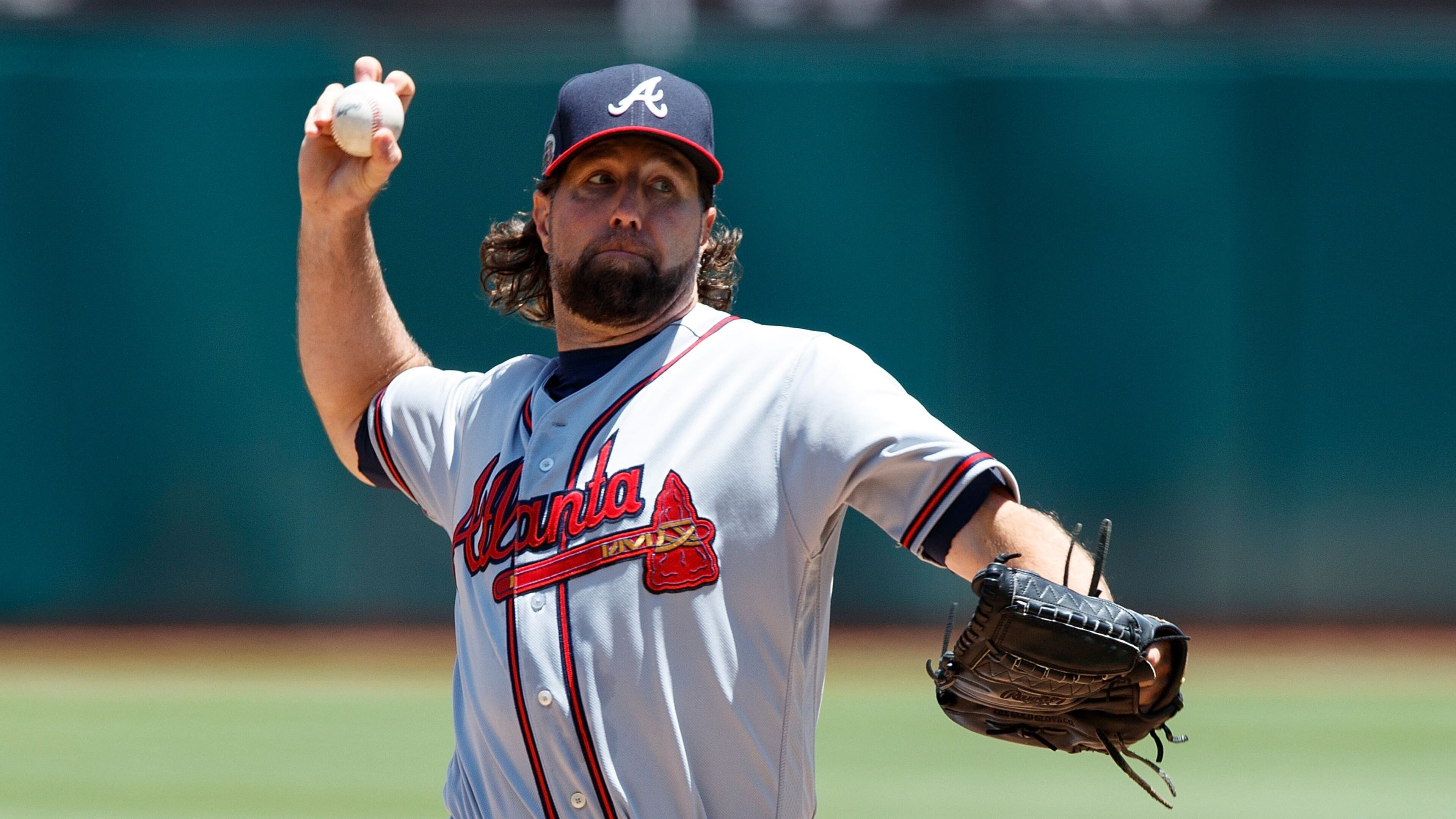 R.A. Dickey #19 of the Atlanta Braves pitches against the Oakland Athletics on July 1, 2017 in Oakland, California. (Photo by Jason O. Watson/Getty Images)