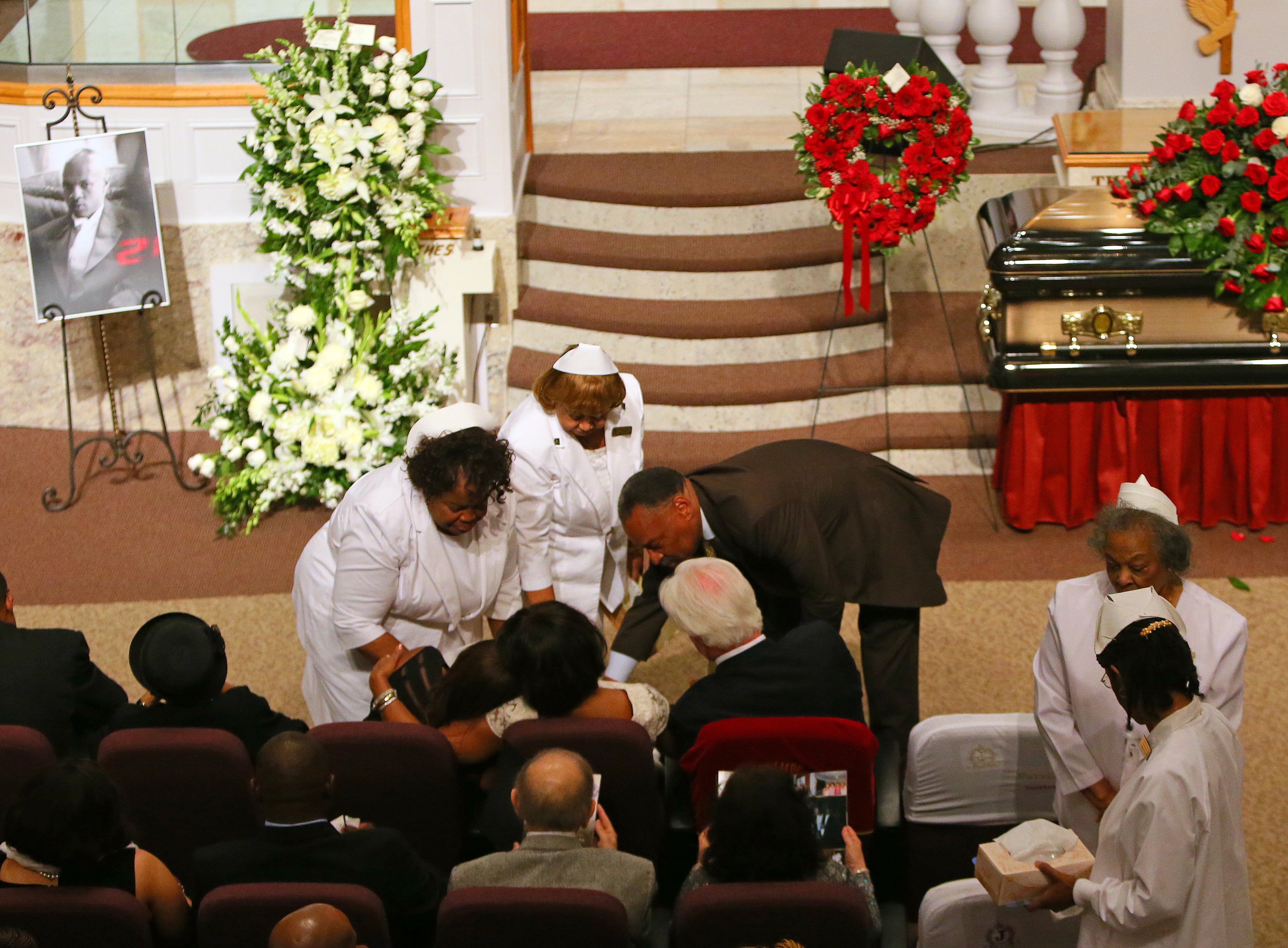 Nurses attend to Donna Kelly Pratte and family members after the lid to his coffin was closed.
