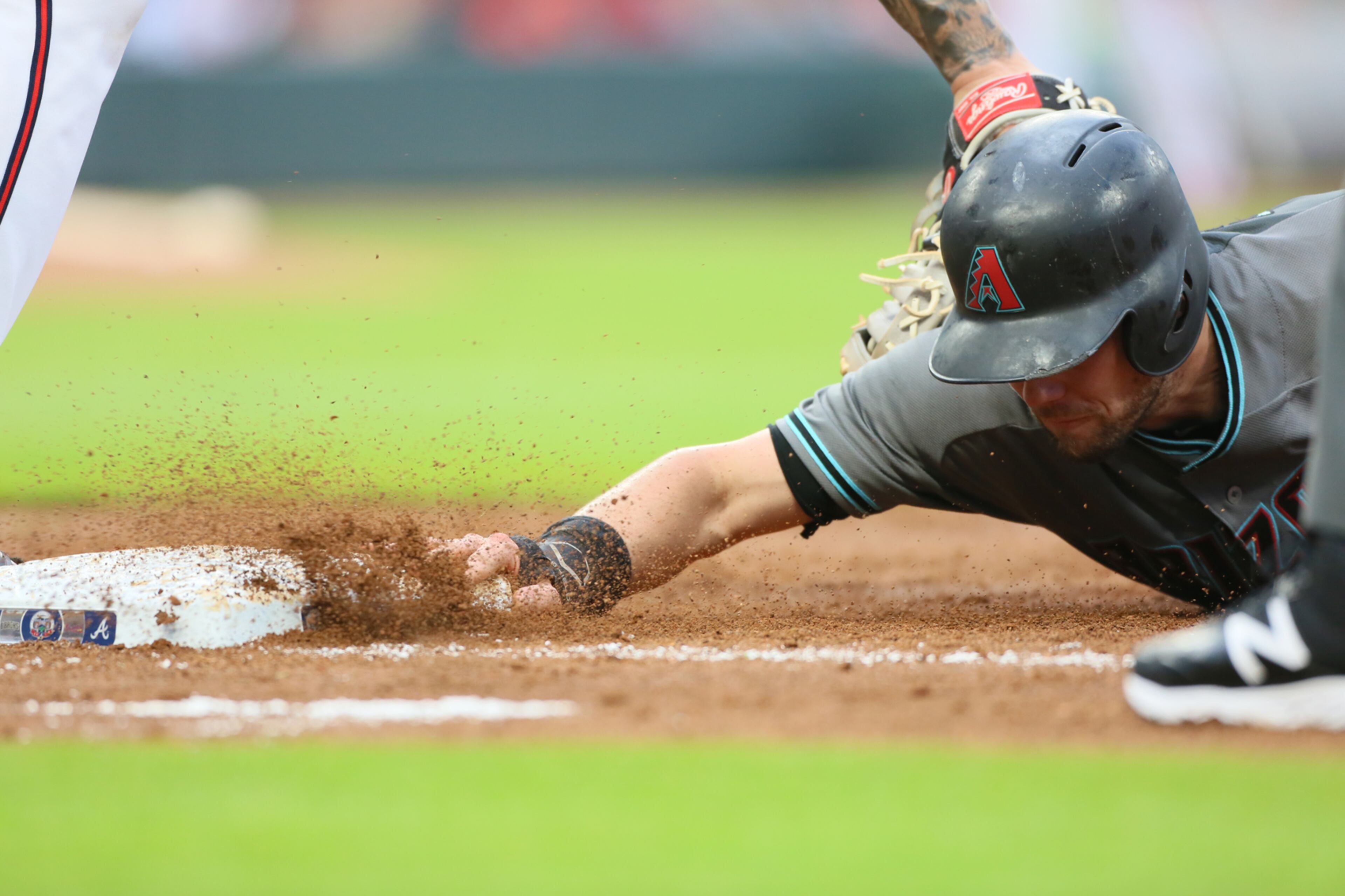 ATLANTA, GA - July 14 2017 Arizona Dimondbacks #16 Chris Owings dives back to first base during the first inning at Suntrust Park, Friday, July 14, 2017. Miguel Martinez/MundoHispanico