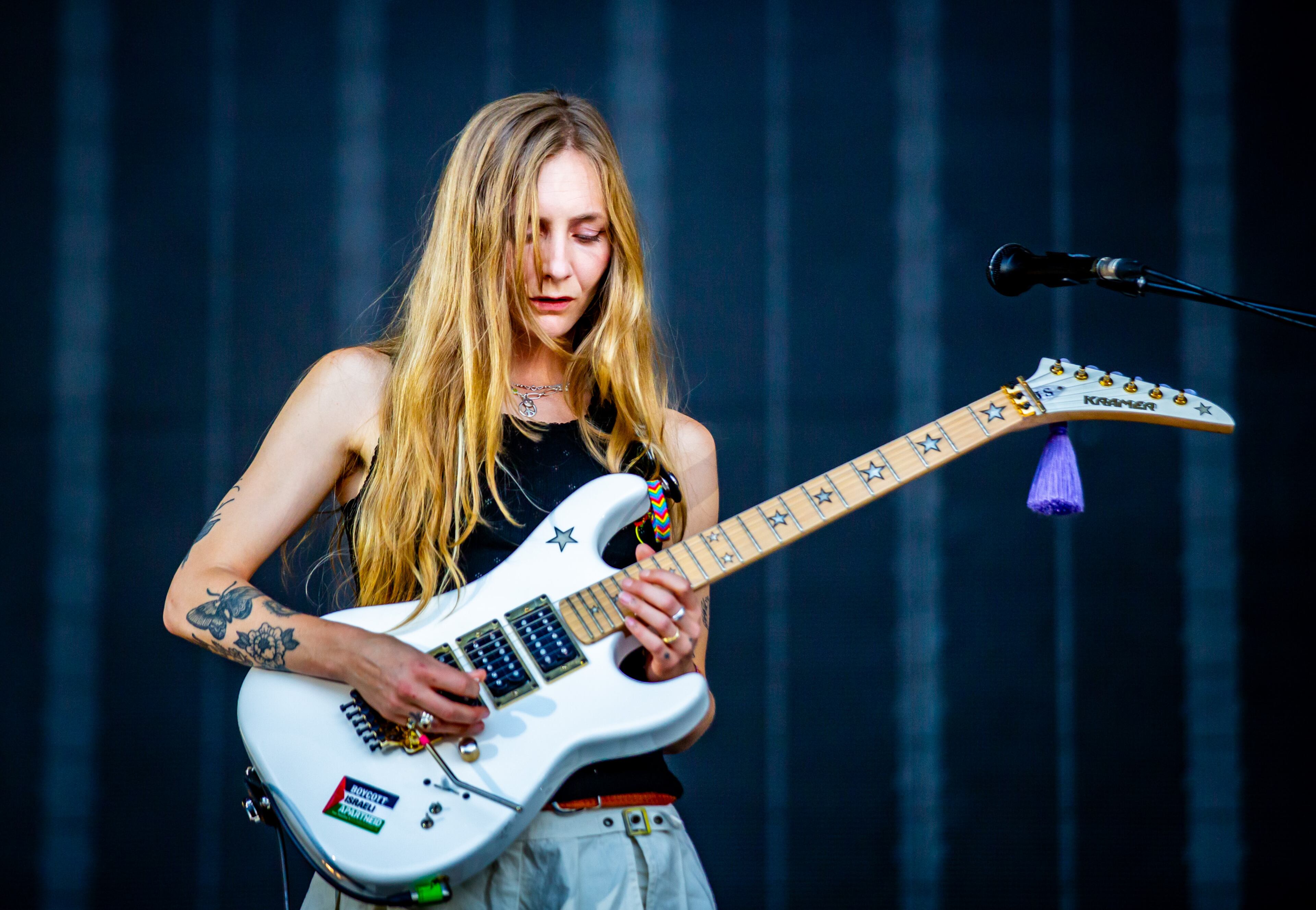Atlanta, Ga. — British indie rockers Wet Leg drew a huge crowd on Sunday evening, Sept. 21, 2025, at Piedmont Park. Lead singer Rhian Teasdale showed why she’s become a standout star over the past year. (RYAN FLEISHER FOR THE ATLANTA JOURNAL-CONSTITUTION)