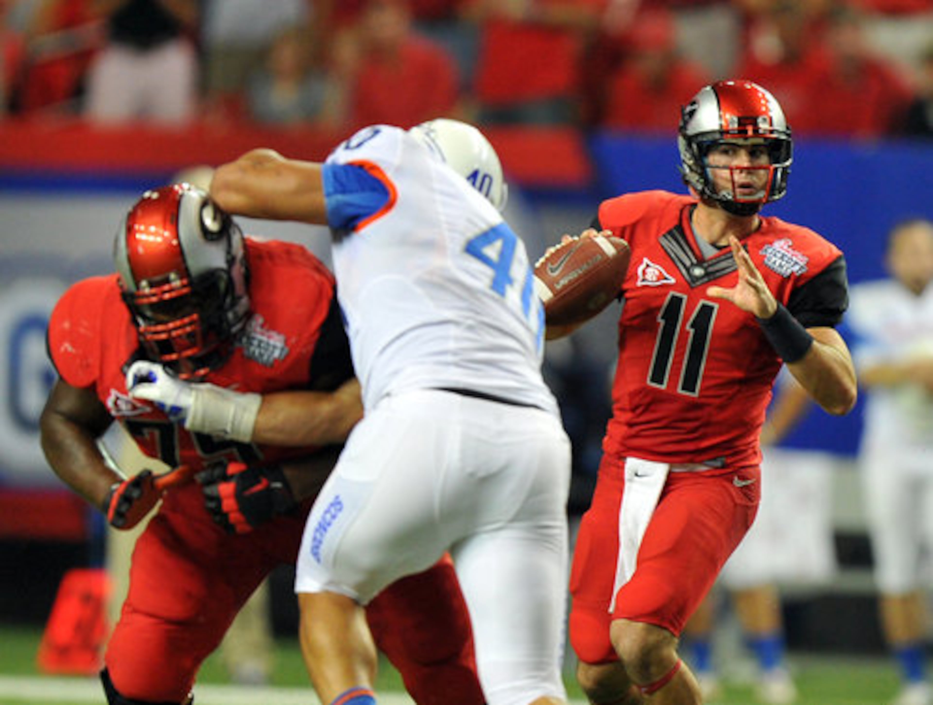 Georgia quarterback Aaron Murray looks for an open receiver against Boise State during the third quarter Saturday.
