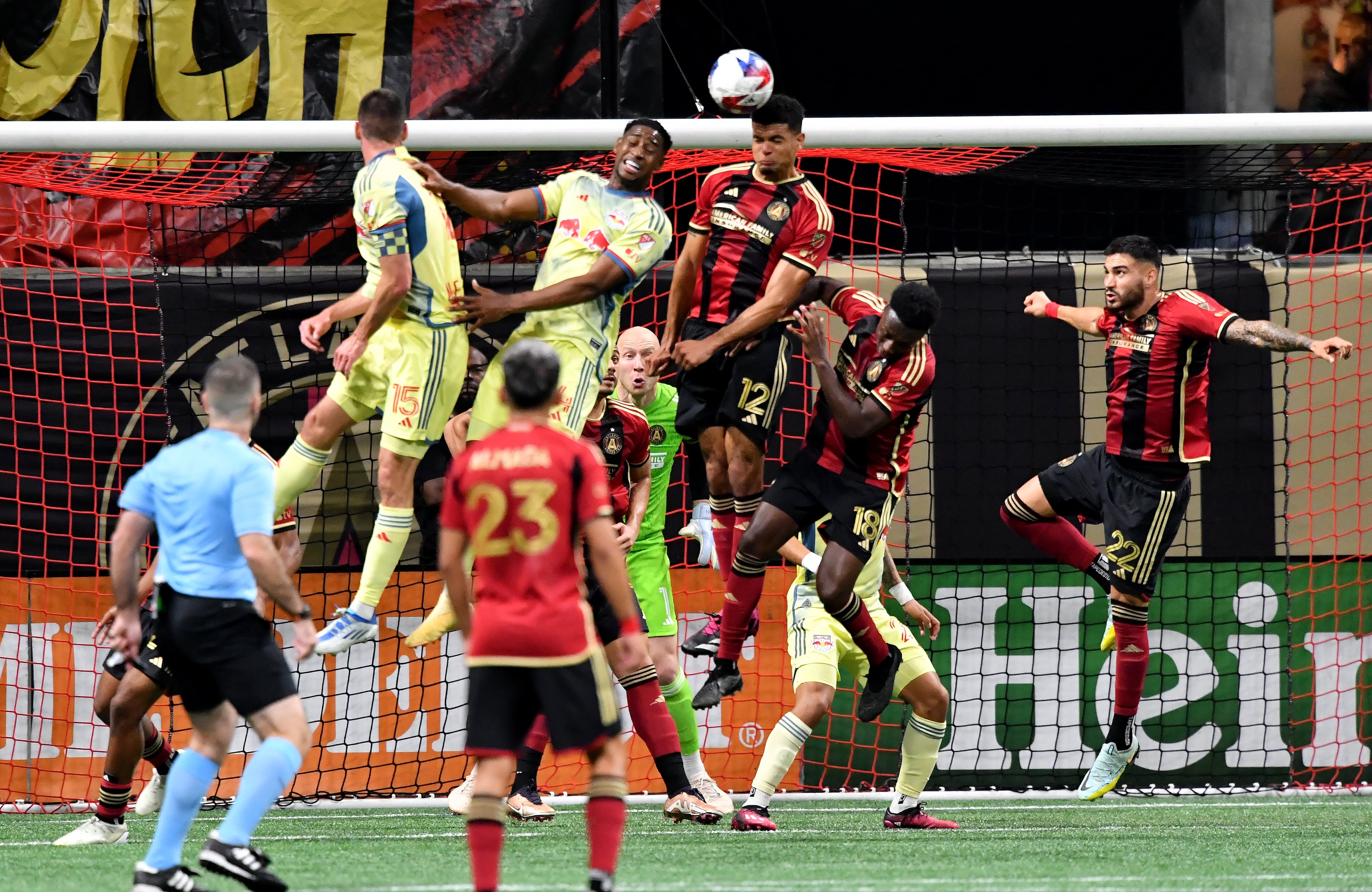 Atlanta United's defender Miles Robinson (12) heads the ball away. (Hyosub Shin / Hyosub.Shin@ajc.com)