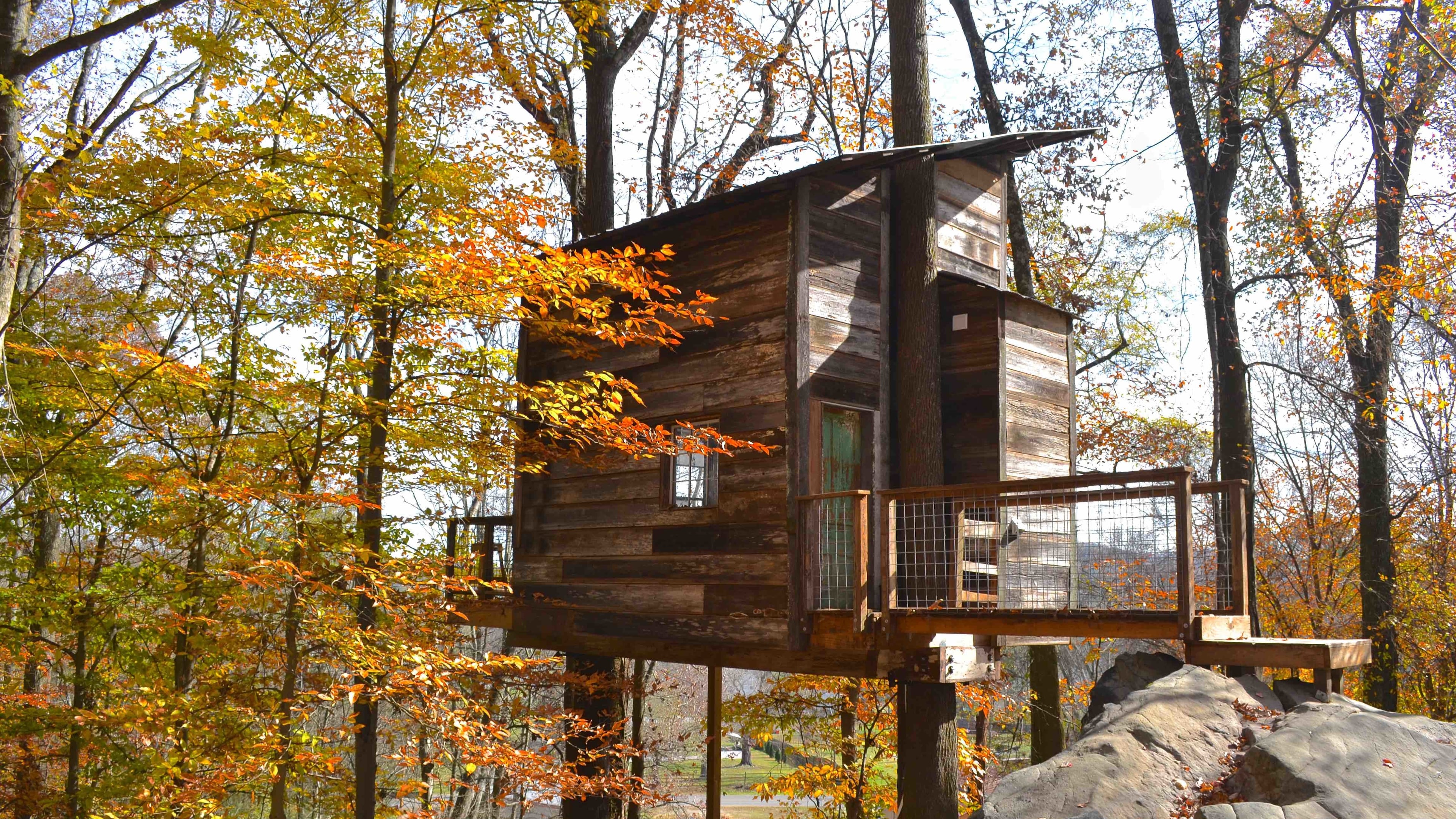 The folks at Treetop Hideaways near Chattanooga have used reclaimed material from local industrial sites and an 1860's barn, while carefully choosing design and technology for excellent insulation and comfort.