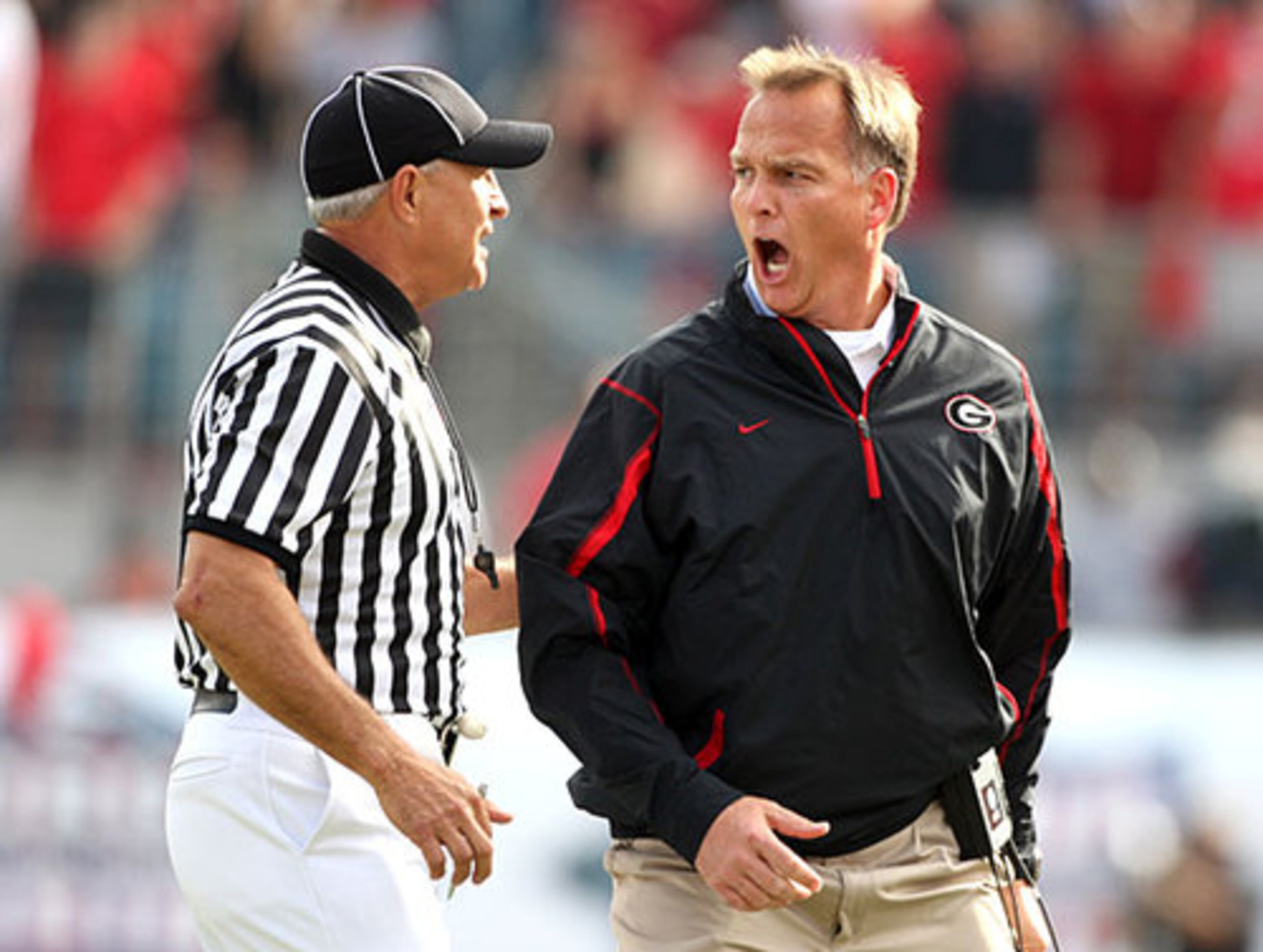Richt gently expresses his displeasue to line judge Terry Walters.