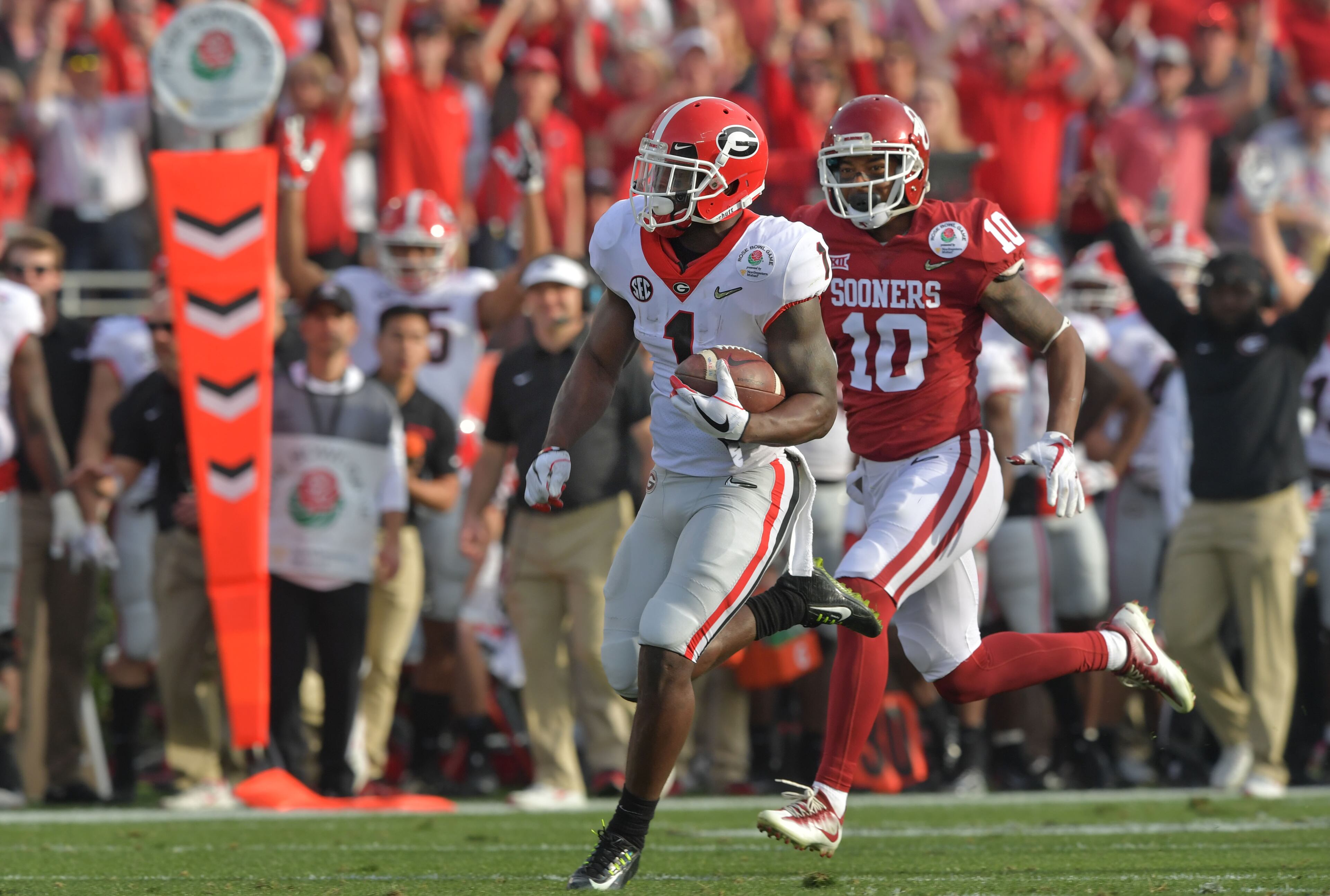 January 1, 2018 Pasadena, California - Georgia running back Sony Michel (1) breaks away for a go-ahead touchdown in the first half of the College Football Playoff Semifinal between Georgia and Oklahoma at Rose Bowl Stadium in Pasadena, California on Monday, January 1, 2018. Hyosub Shin / hshin@ajc.com