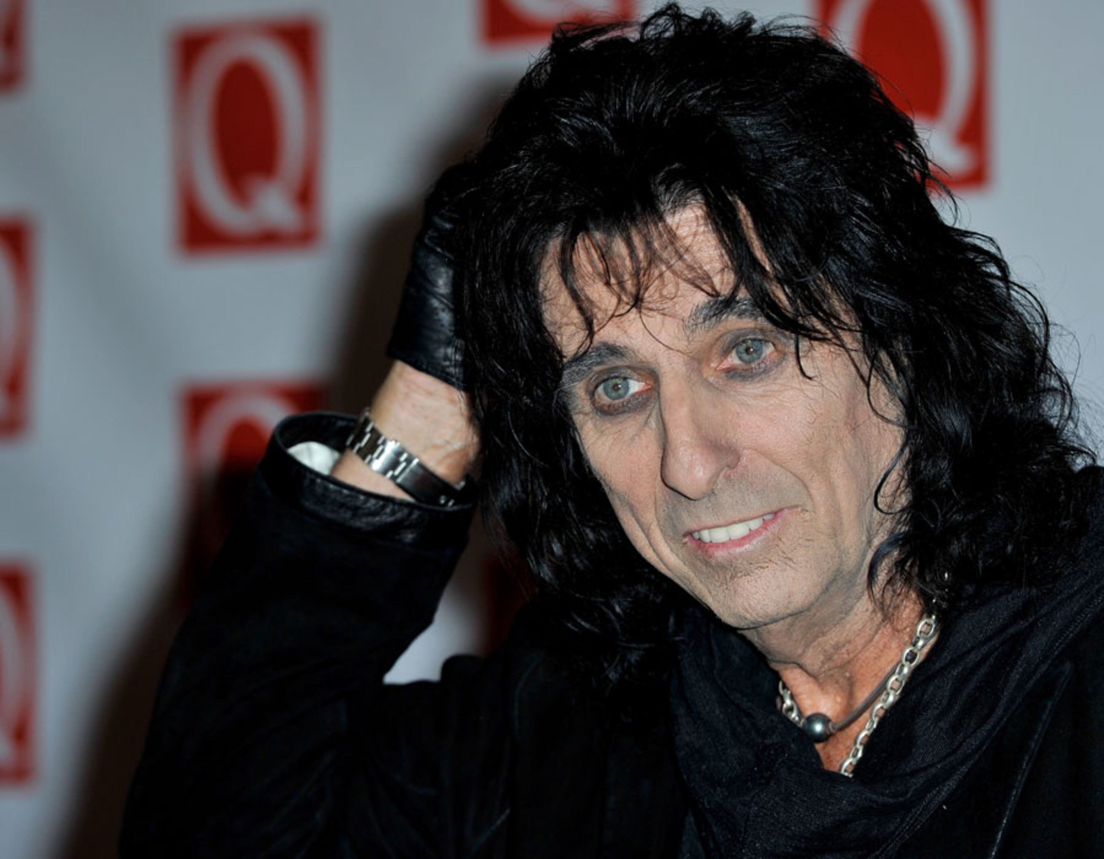 Feb. 4: Australian singer known for hit 'Torn' Natalie Imbruglia, 37; pro boxer, gold medalist Oscar De La Hoya, 39; 'School's Out' rock singer Alice Cooper (pictured), 64; social commentary commedian David Brenner, 67.