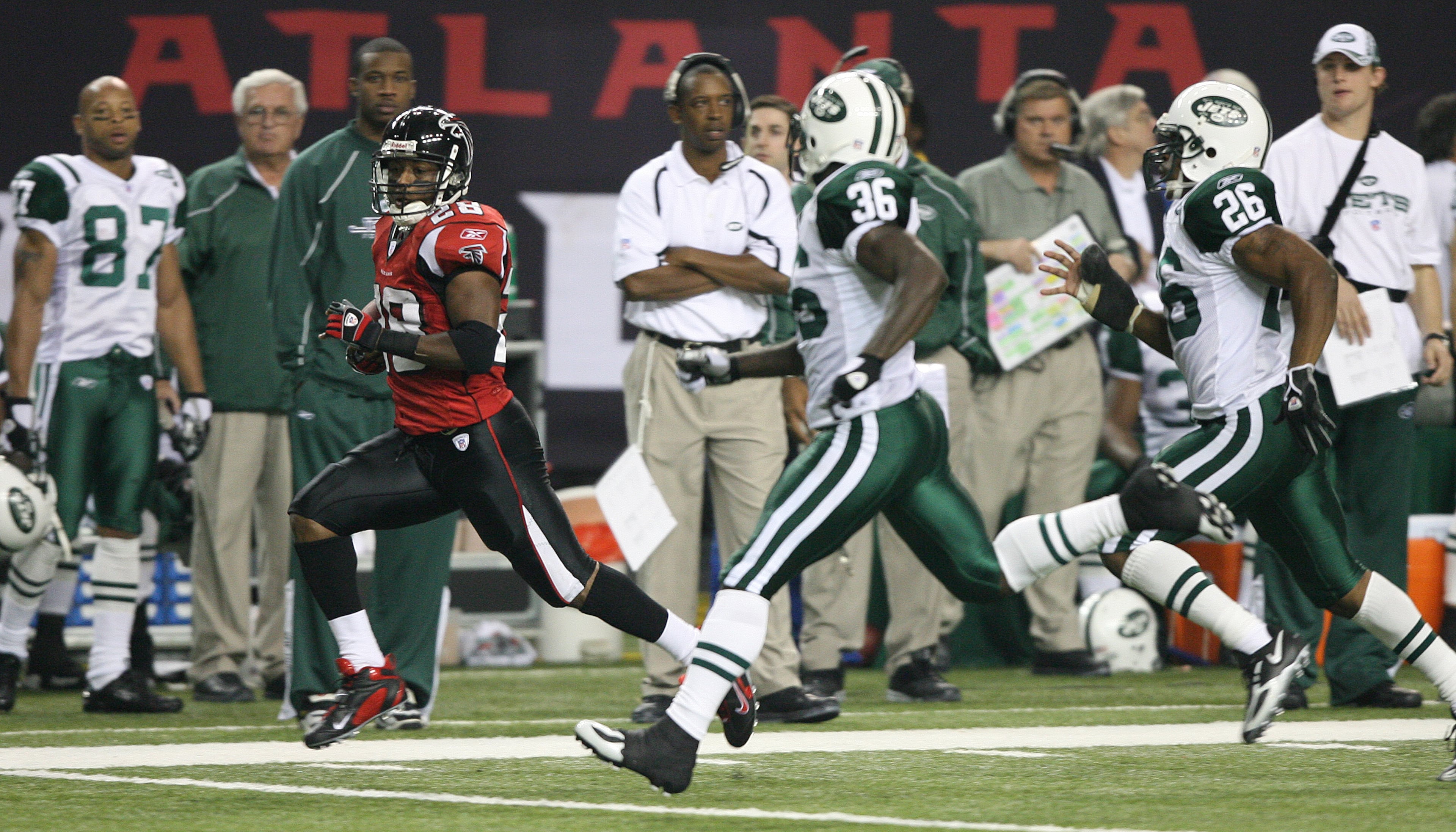Warrick Dunn runs 65 yards against the Jets in 2005. Ben Gray/AJC Staff