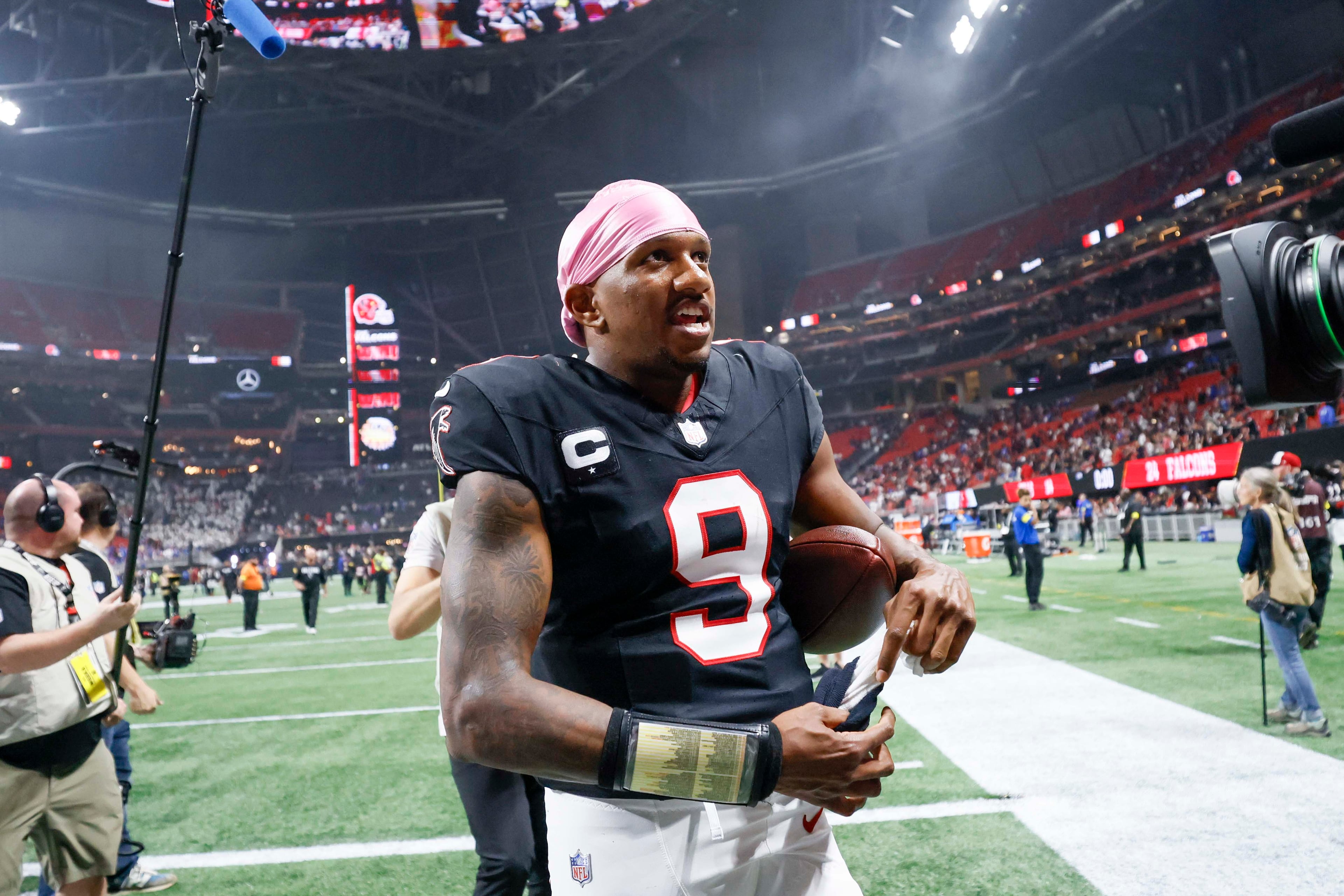 Atlanta Falcons quarterback Michael Penix Jr. (9) signals to the crowd after his team defeated the Buffalo Bills 24-14 at Mercedes-Benz Stadium in Atlanta on Monday, October 13, 2025.
(Miguel Martinez/ AJC)