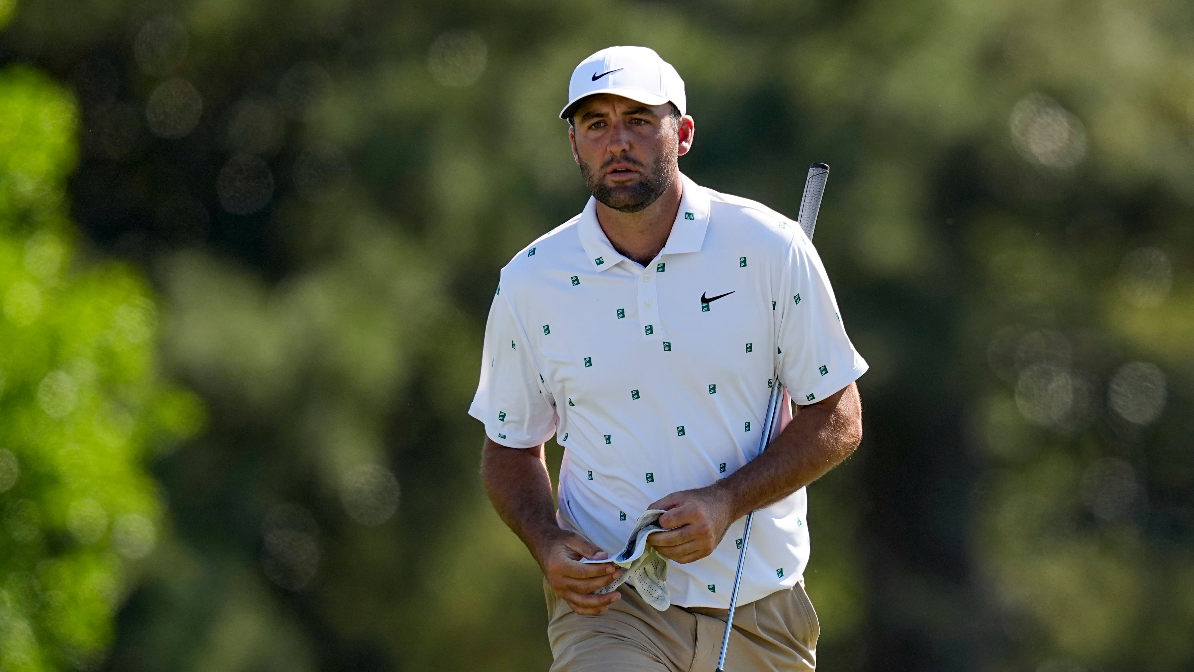 Scottie Scheffler walks to green on the 18th hole during the third round of the Masters golf tournament at the Augusta National Golf Club, Saturday, April 11, 2026, in Augusta, Ga. (AP Photo/David J. Phillip)