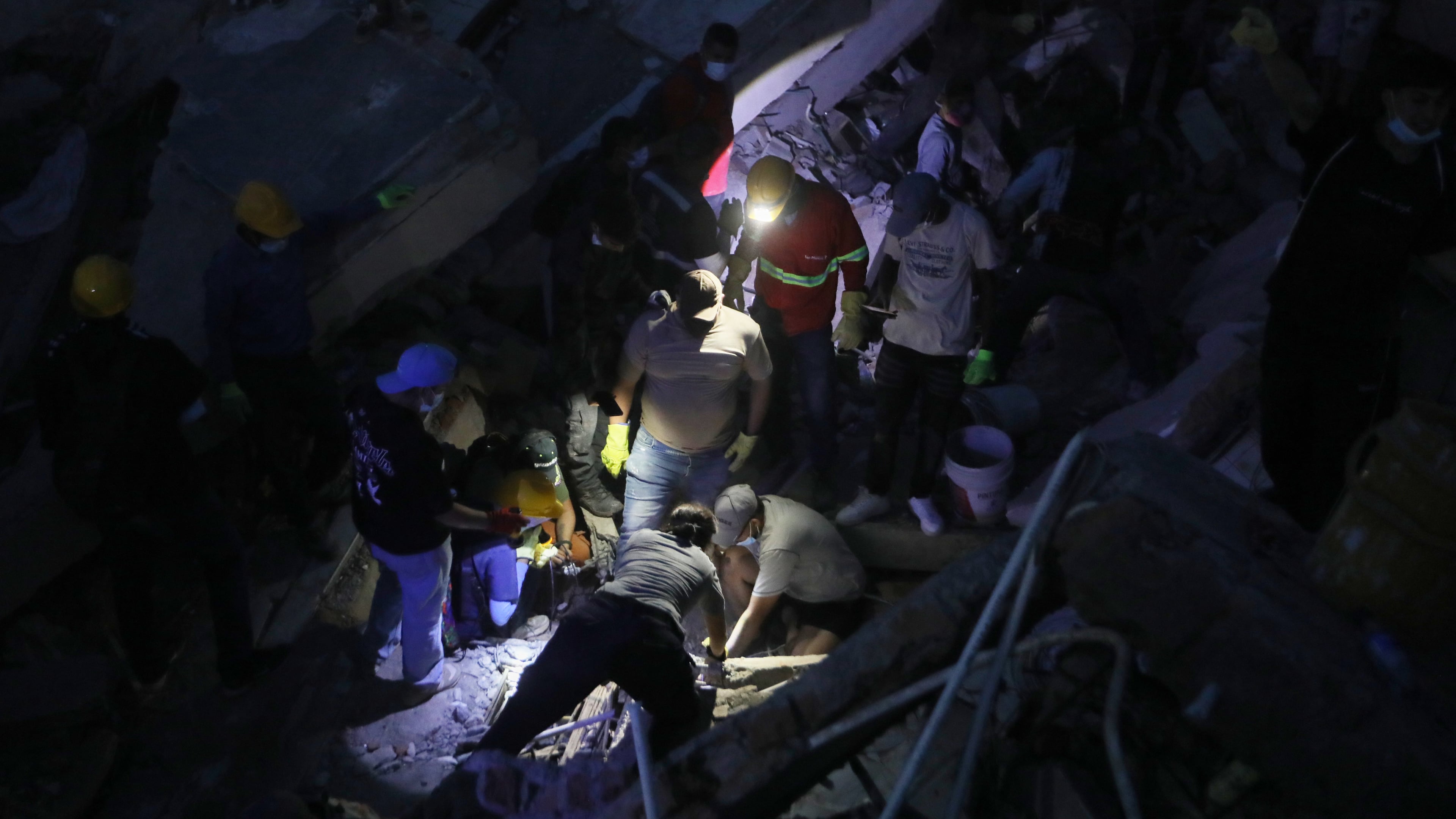 People search through the rubble after an earthquake struck Cali, Colombia, Monday, Aug. 10, 2026. (AP Photo/Santiago Saldarriaga)