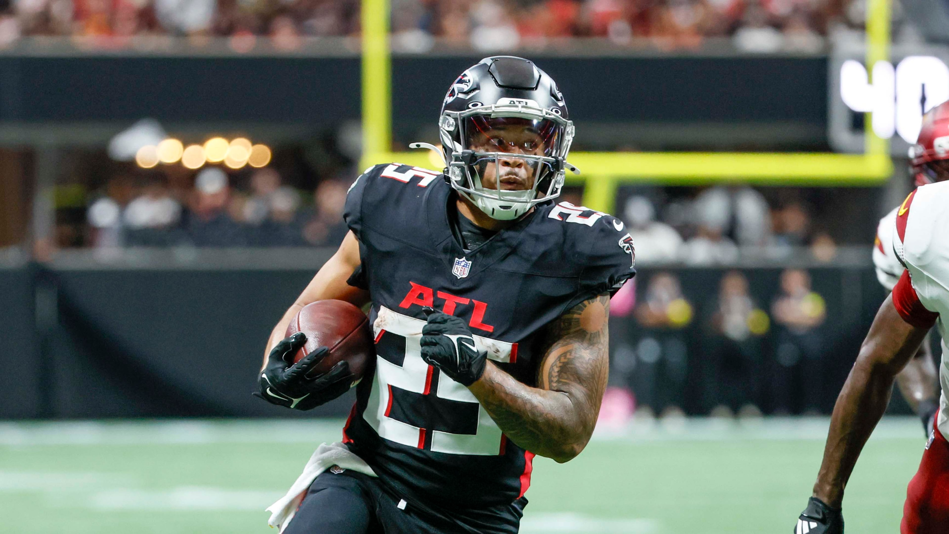 Falcons running back Tyler Allgeier enters free agency with uncertainty of whether he'll return or try to find a better opportunity with another team. (Miguel Martinez/AJC)