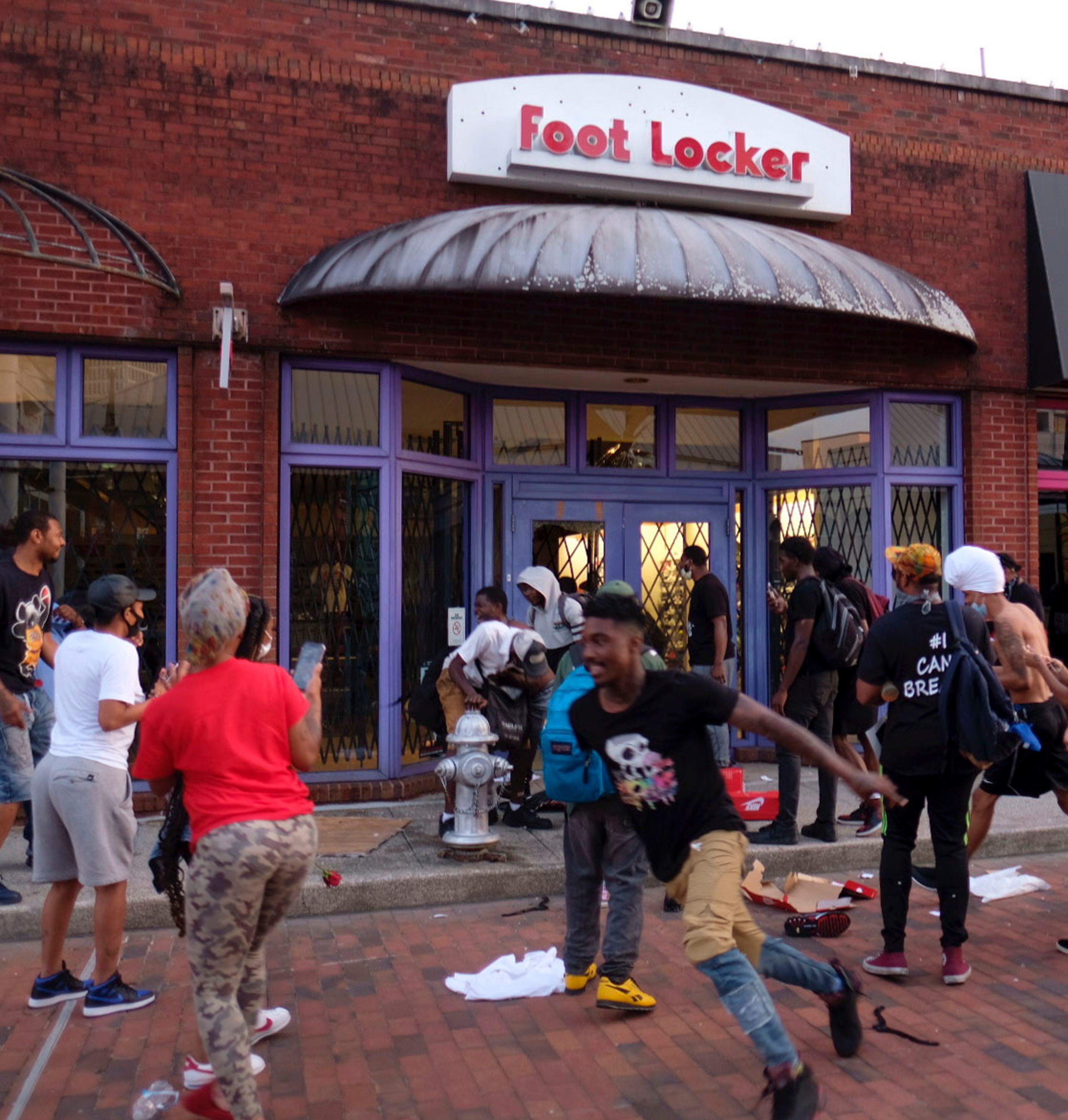 June 2, 2020 - Atlanta - Looters steal from a Foot Locker Store in downtown Atlanta as protests continued for a fourth day. Protests over the death of George Floyd in Minneapolis police custody continued around the United States, as his case renewed anger about others involving African Americans, police and race relations. Ben Gray for the Atlanta Journal Constitution