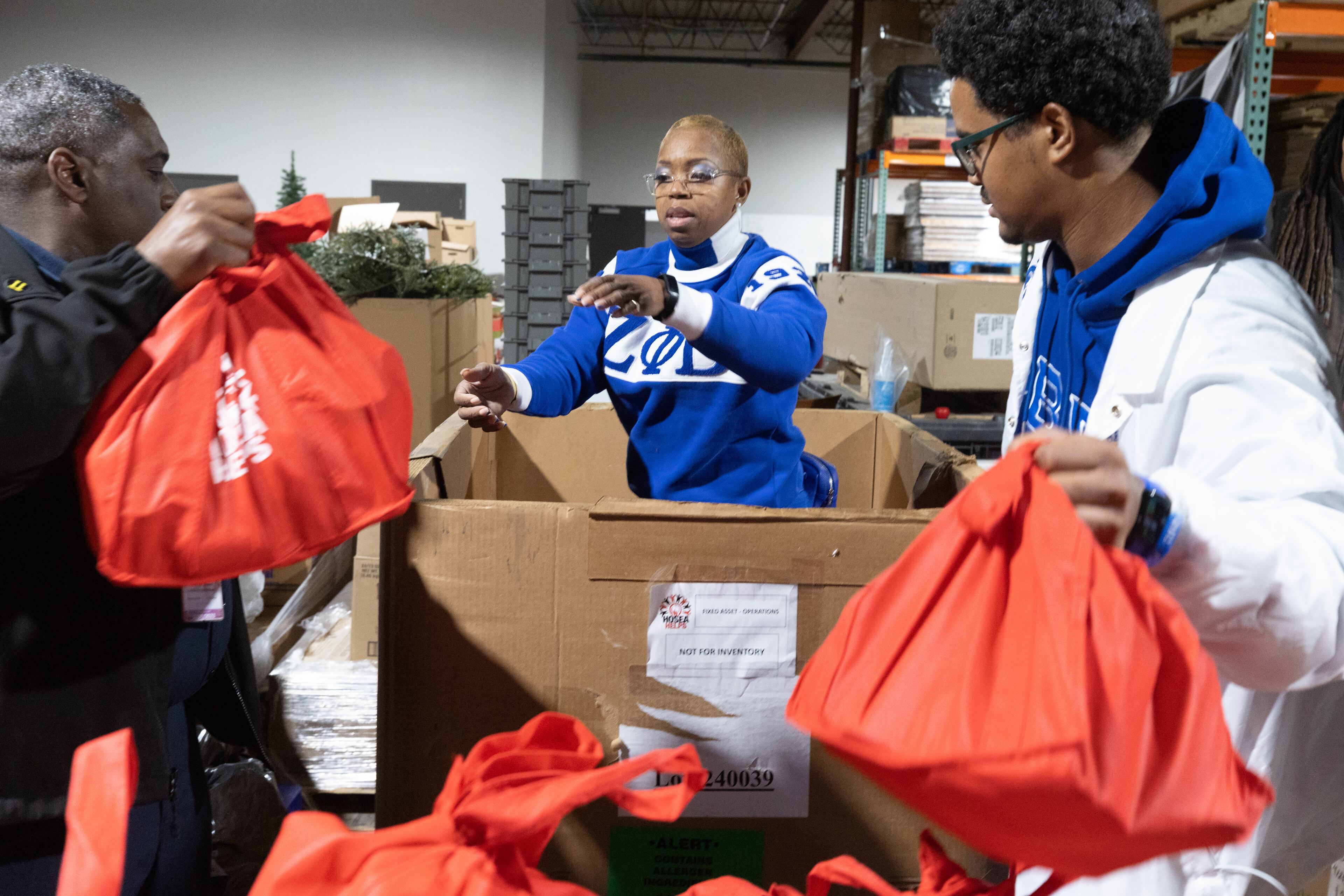 Volunteer Regina McClaurin (center) loads some of the 550 meals into a large box that will be delivered into the community at the Hosea Helps headquarters in Atlanta on Thursday, November 24, 2022.
(Steve Schaefer/steve.schaefer@ajc.com)
