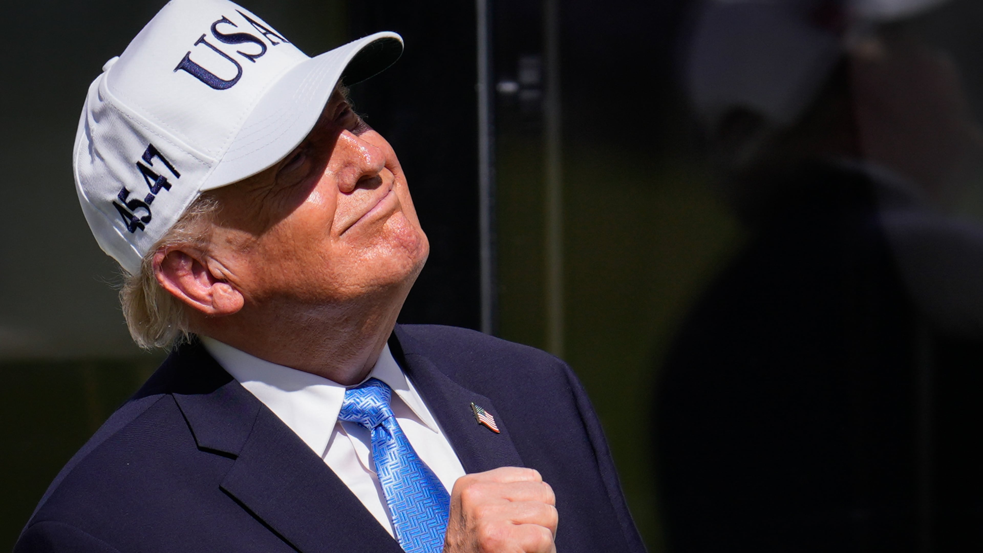 President Donald Trump pumps his fist on the first tee box prior to the Presidents Cup golf tournament final round singles matches between the USA and International teams at Medinah Country Club, Sunday, Sept. 27, 2026, in Medinah, Ill. (AP Photo/Matt Slocum)