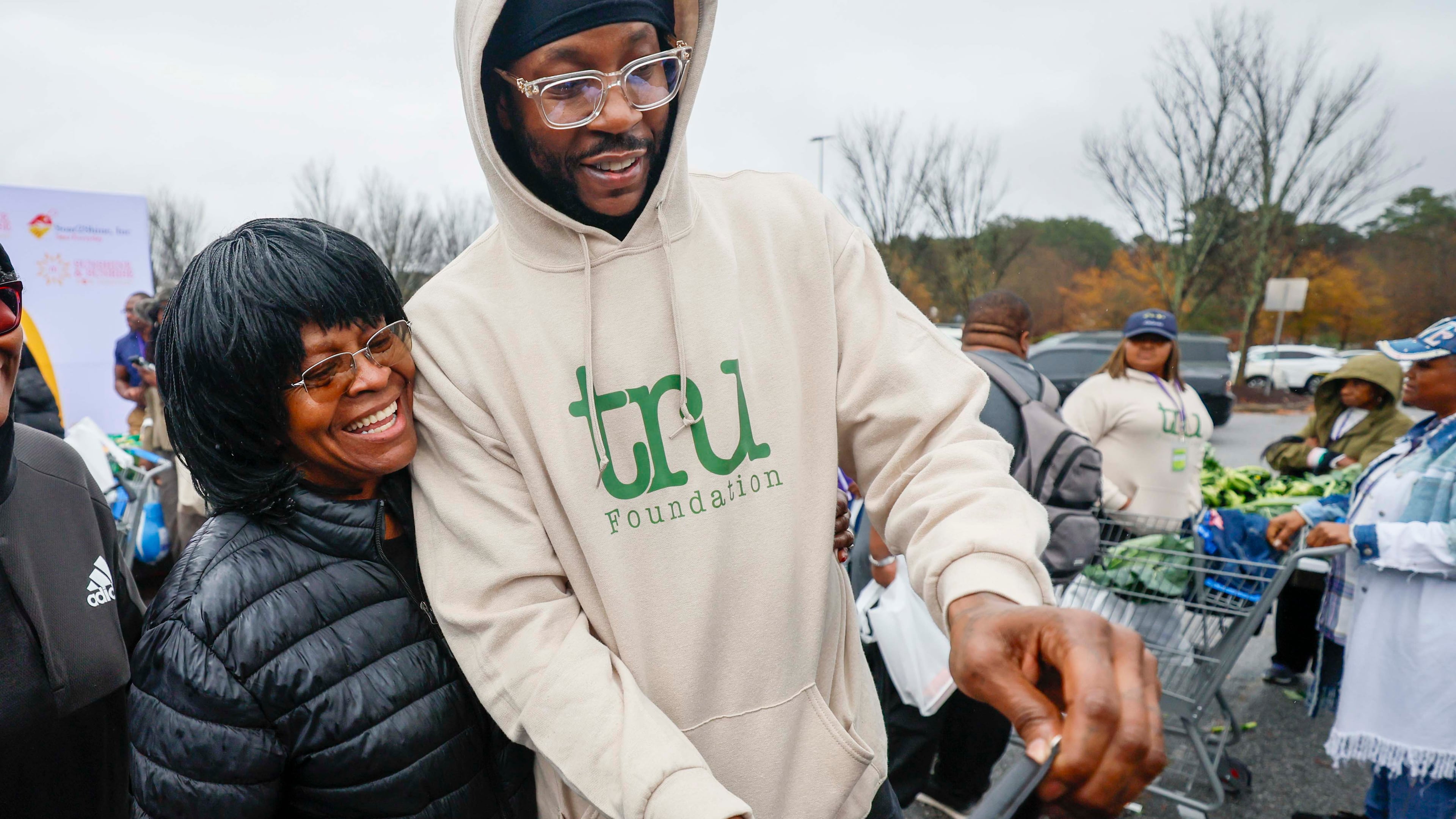 American rapper and actor 2 Chainz takes a selfie with Rachel Fortson of Decatur during the “Greens and Things" Thanksgiving giveaway event on Tuesday, Nov. 24, 2025. 2 Chainz teamed up with Walmart to help 150 families through the food giveaway in College Park. (Miguel Martinez/AJC)