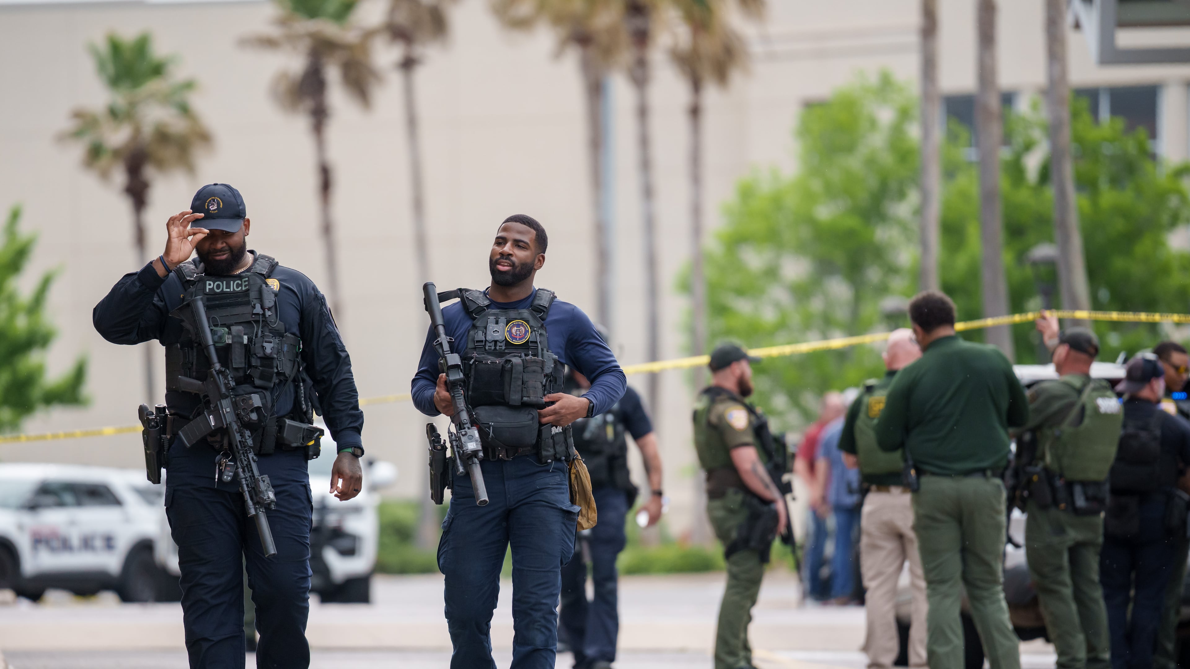 Baton Rouge police and Sheriff deputies respond to a mass shooting at the Mall of Louisiana, Thursday, April 23, 2026, in Baton Rouge, La. (AP Photo/Matthew Hinton)