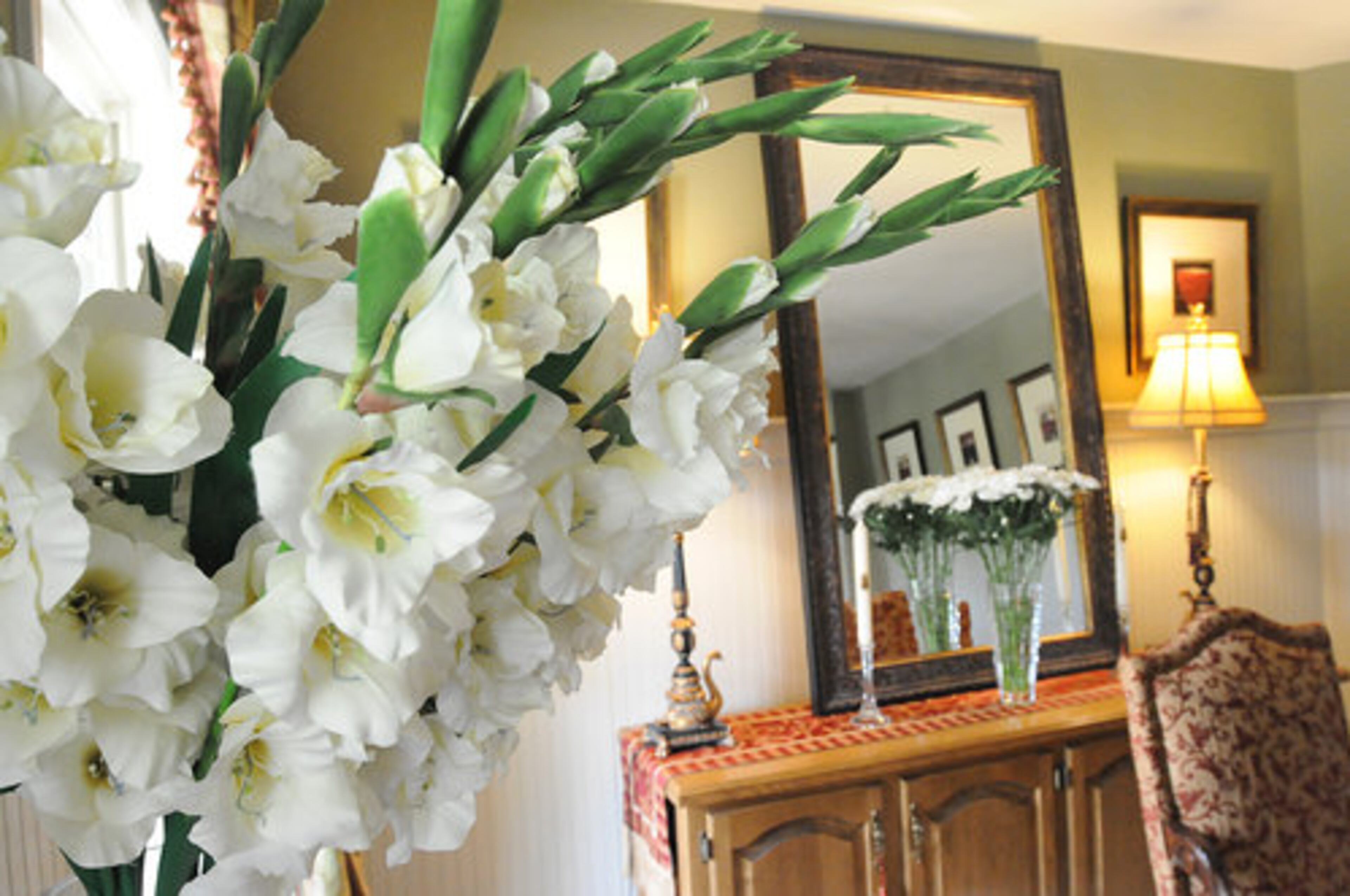 "Flowers always add softness to a room," says Sylvia Mays.