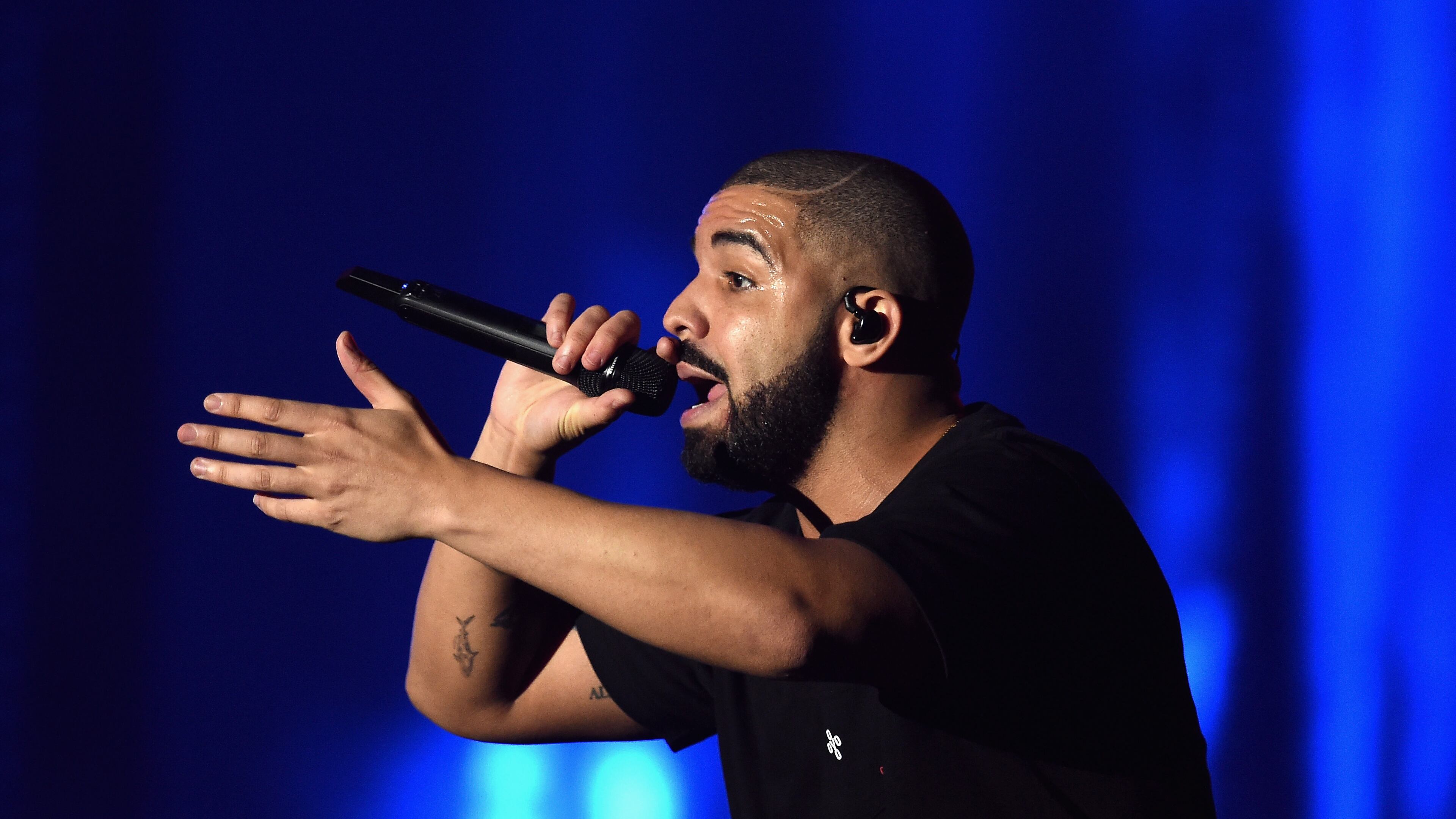 LAS VEGAS, NV - SEPTEMBER 23: Recording artist Drake performs onstage at the 2016 iHeartRadio Music Festival at T-Mobile Arena on September 23, 2016 in Las Vegas, Nevada. (Photo by Kevin Winter/Getty Images)