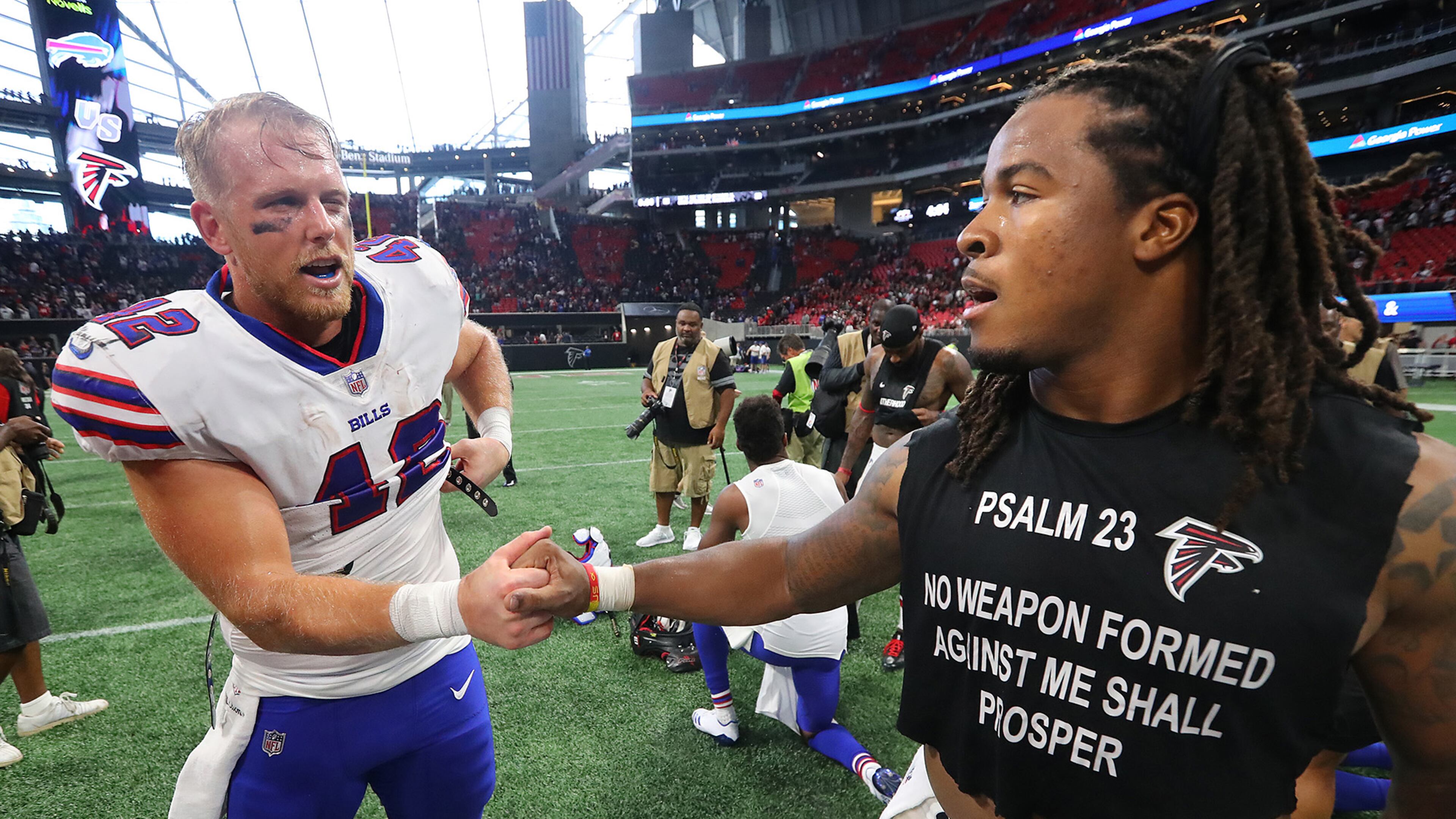 October 1, 2017 Atlanta: Former Falcons fullback Patrick DiMarco greets Falcons running back Devonta Freeman after defeating the Falcons 23-17 in a NFL football game on Sunday, October 1, 2017, in Atlanta. Curtis Compton/ccompton@ajc.com