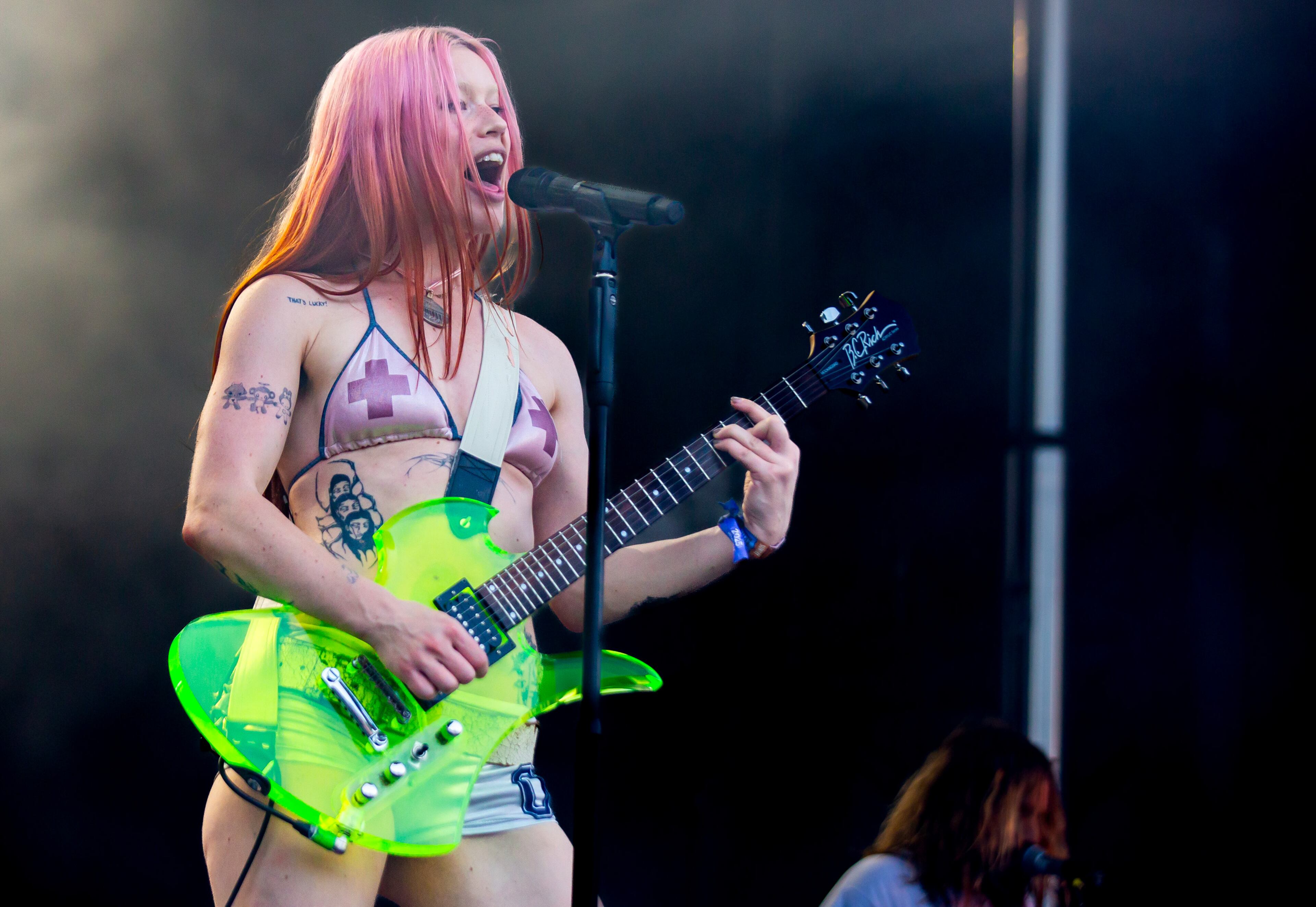 Atlanta, Ga. — British indie rockers Wet Leg drew a huge crowd on Sunday evening, Sept. 21, 2025, at Piedmont Park. Lead singer Rhian Teasdale showed why she’s become a standout star over the past year. (RYAN FLEISHER FOR THE ATLANTA JOURNAL-CONSTITUTION)